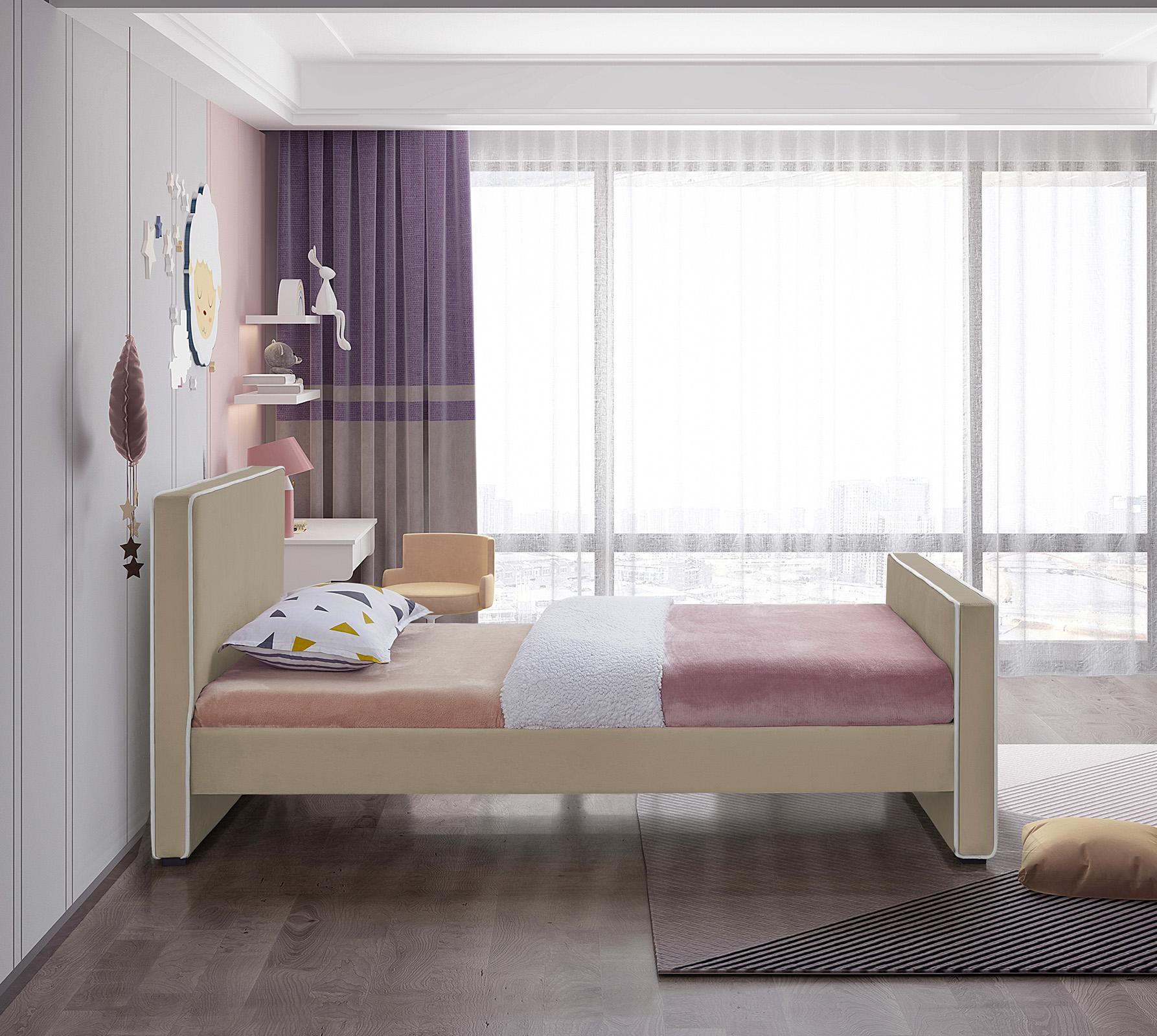 

    
DillardBeige-T Meridian Furniture Platform Bed
