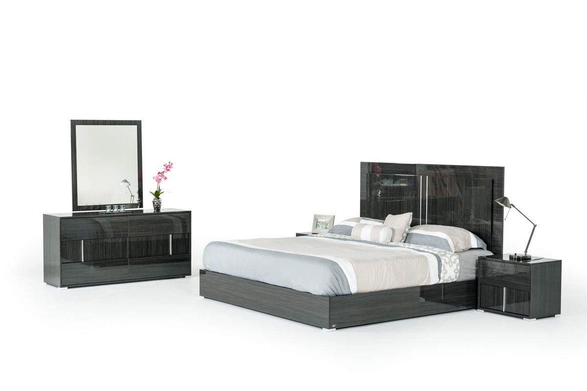 

    
Grey High Gloss & Silver Accents Queen Panel Bedroom Set 5Pcs by Vig Modrest Ari
