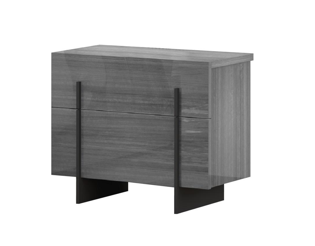

    
J&M Furniture Blade Bedroom Set Gray 17450-Q-3pcs

