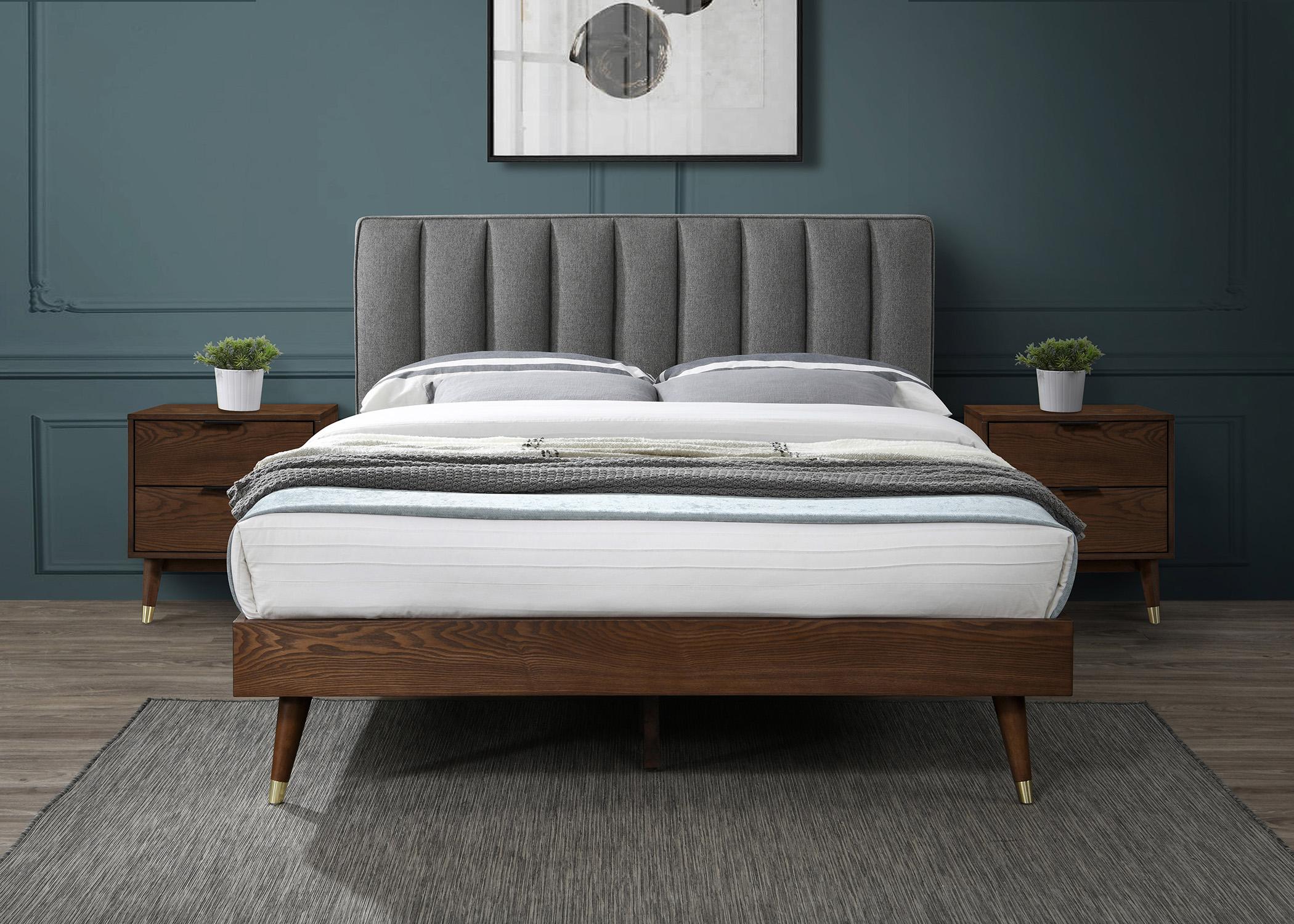 

        
Meridian Furniture VANCE Grey-K Platform Bed Chrome/Gray Fabric 704831407501
