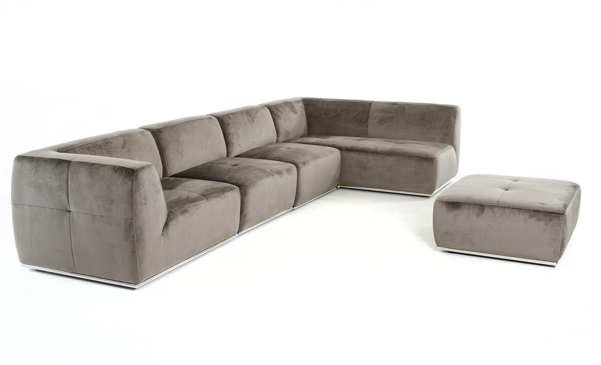 

    
Grey Fabric RHC Sectional Sofa w/ Ottoman by VIG Hawthorn Divani Casa

