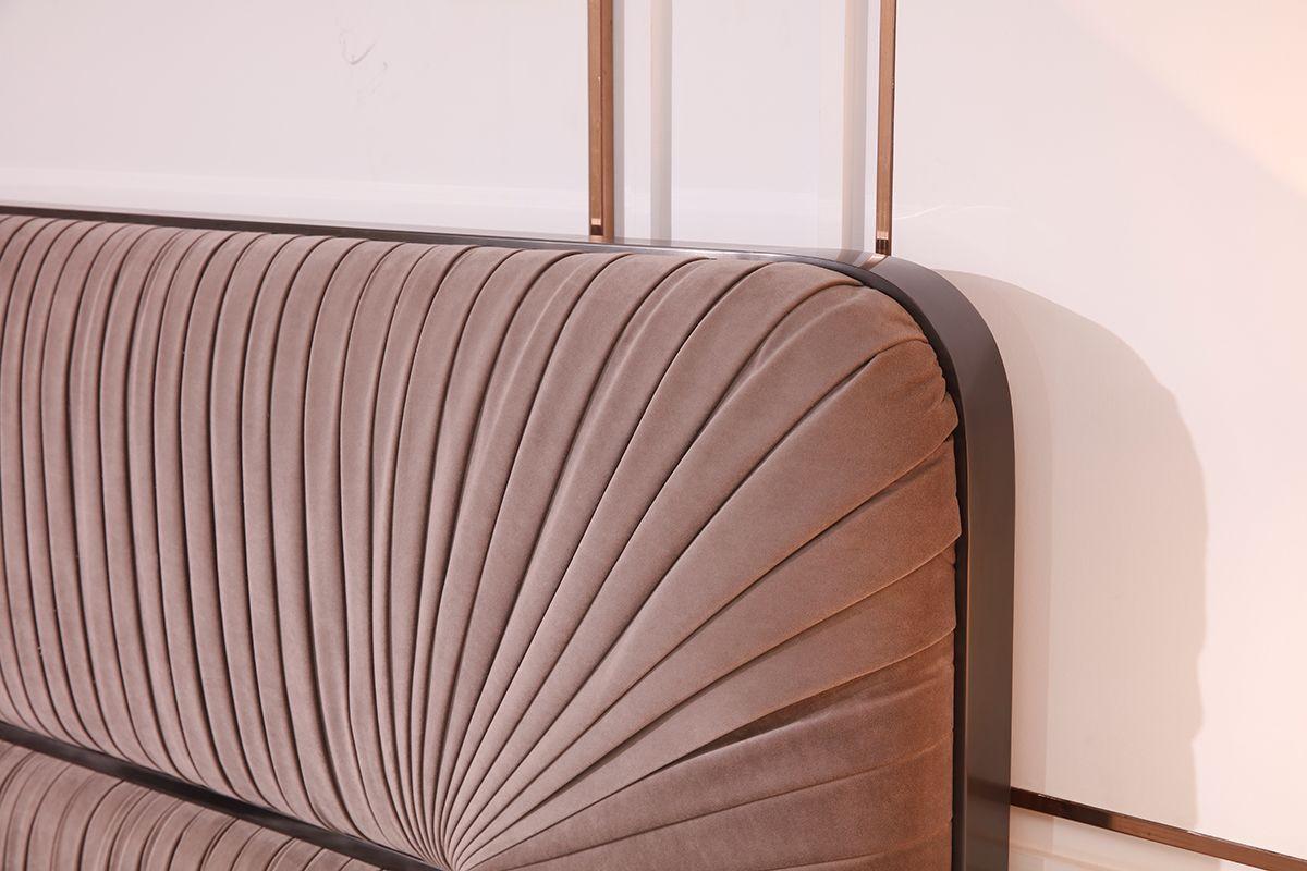 

    
VIG Furniture Duke Panel Bed Tan/Gray VGVCBD1903-GRY-Q
