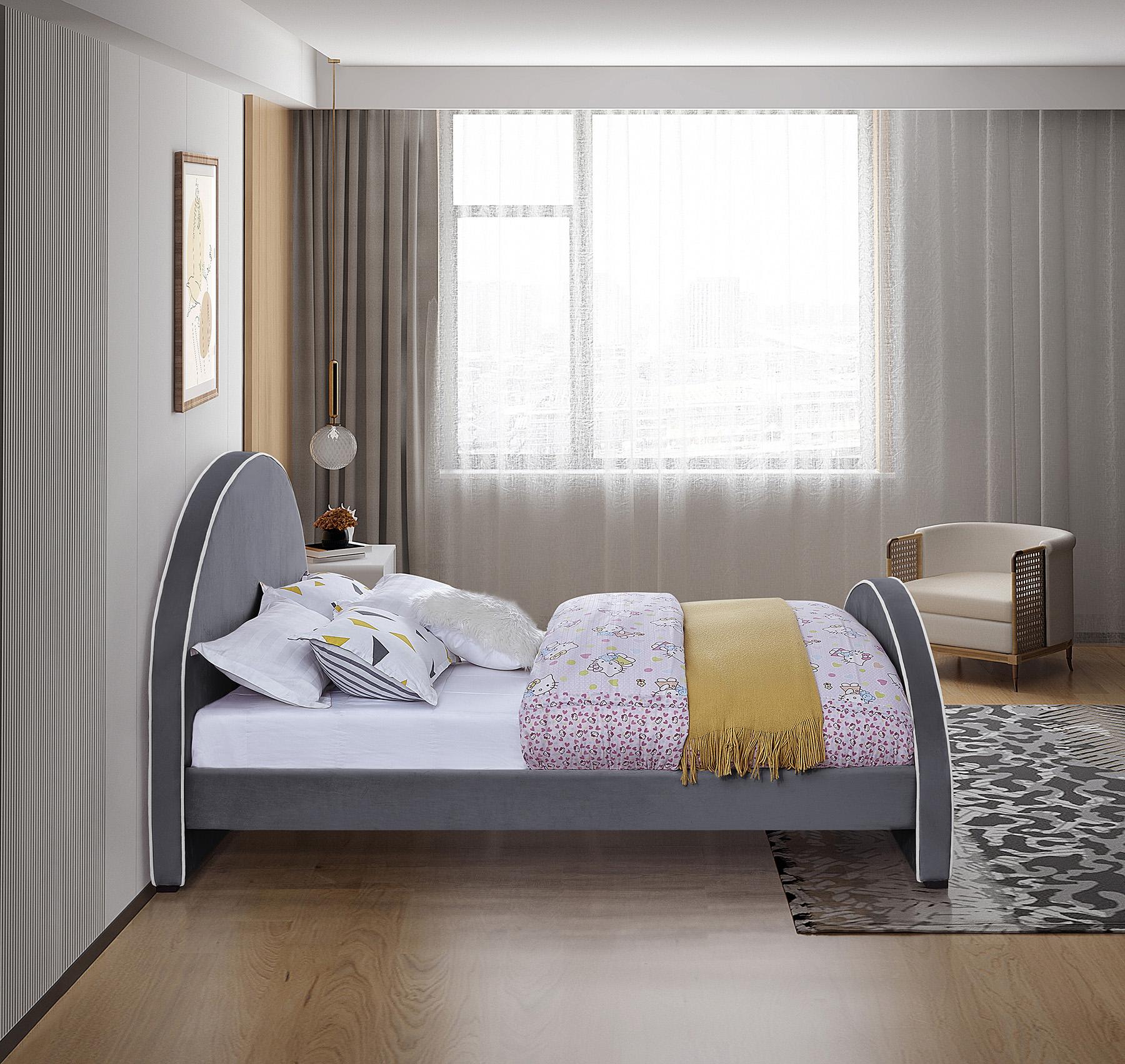 

    
BrodyGrey-K Meridian Furniture Platform Bed
