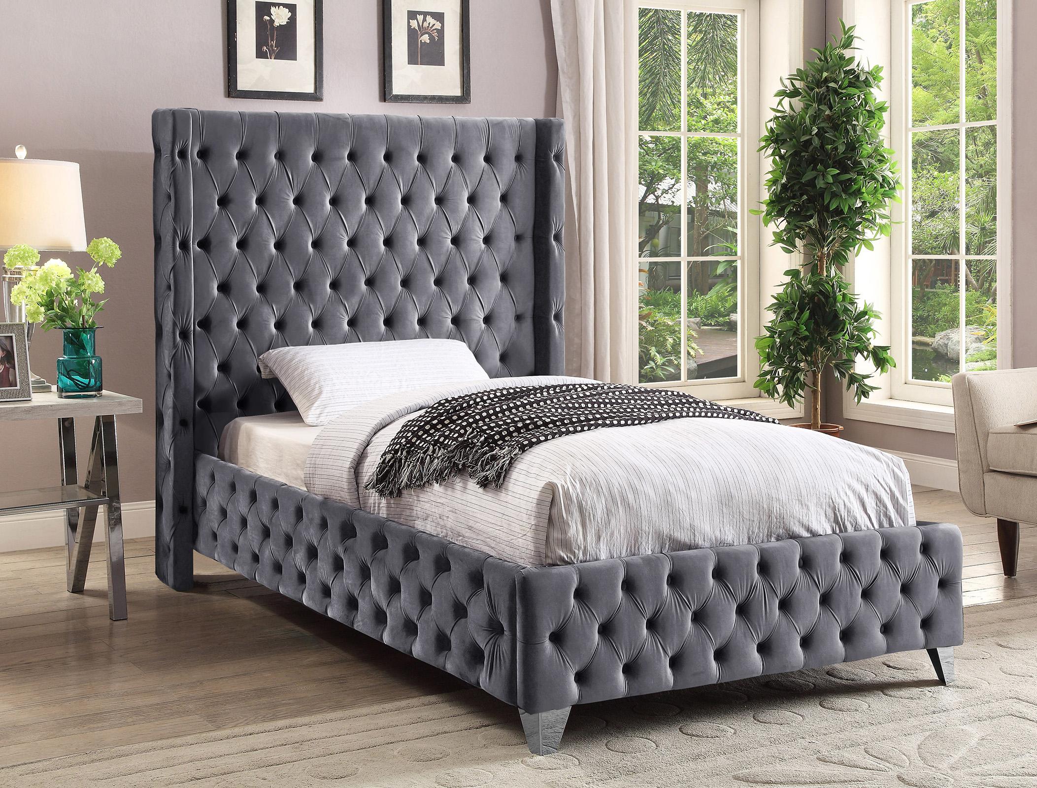 

    
Meridian Furniture SAVAN SavanGrey-T Platform Bed Chrome/Gray/Gold SavanGrey-T
