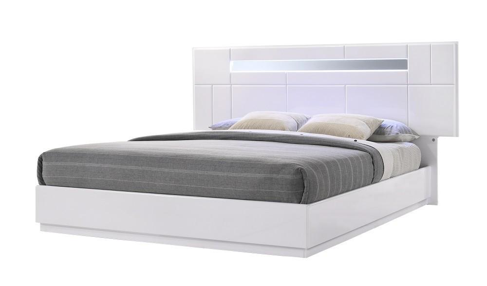 

    
J&M Furniture Palermo Platform Bedroom Set White SKU17853-EK-Set-5
