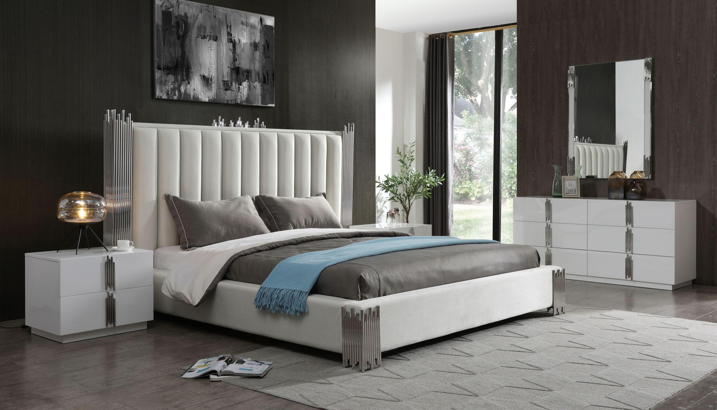 

    
White PU & Silver Accents King Platform Bedroom Set 6Pcs by VIG Modrest Token

