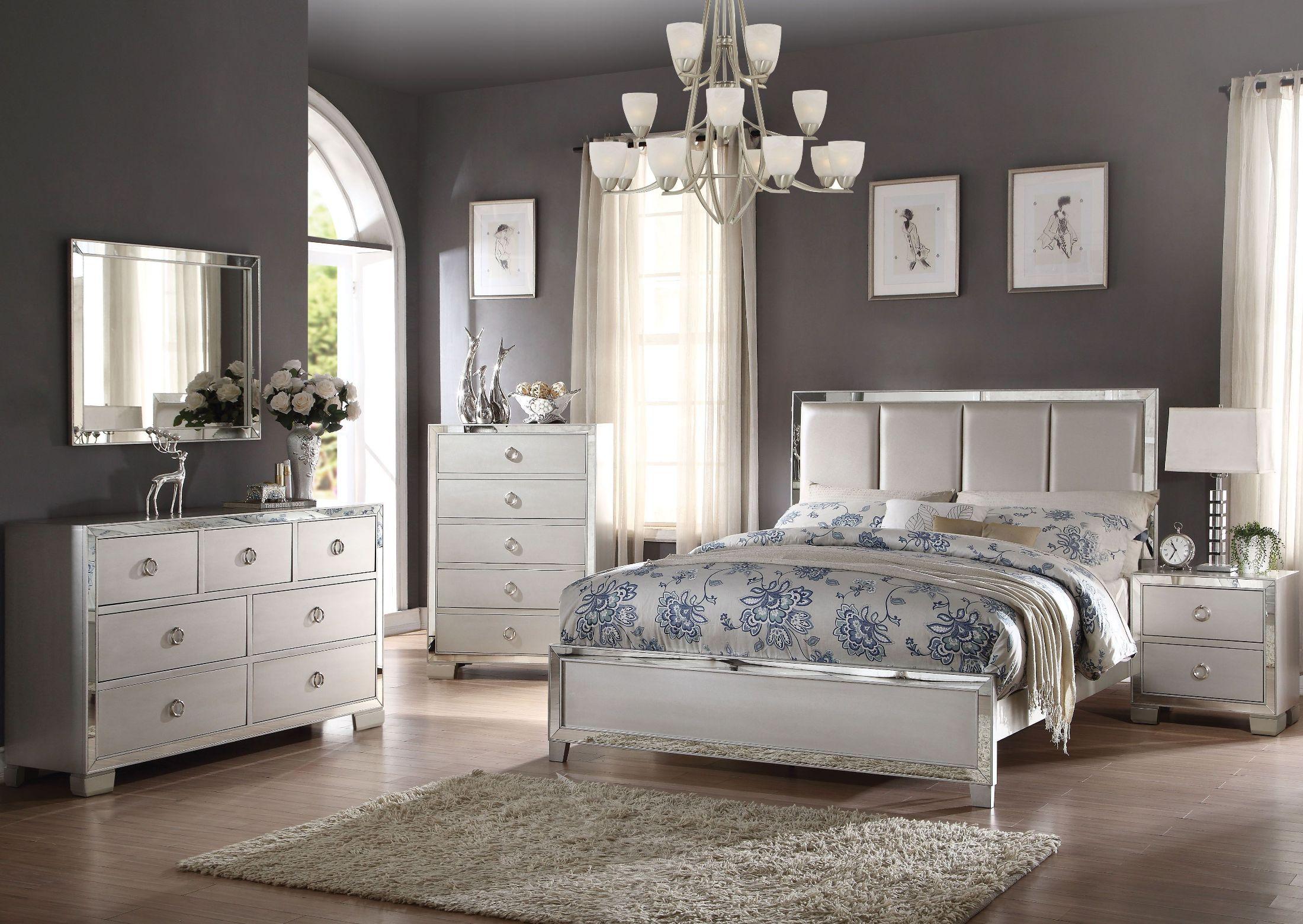 

    
Acme Furniture Voeville II Q Bed Panel Bed Platinum 24830Q
