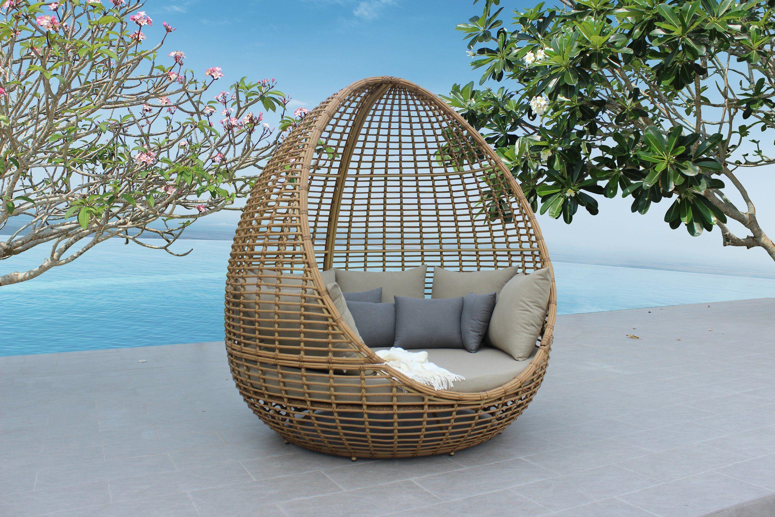 

    
Modern Beige Wicker Outdoor Lounge Bed VIG Furniture Renava Cocoon VGATRABD-152

