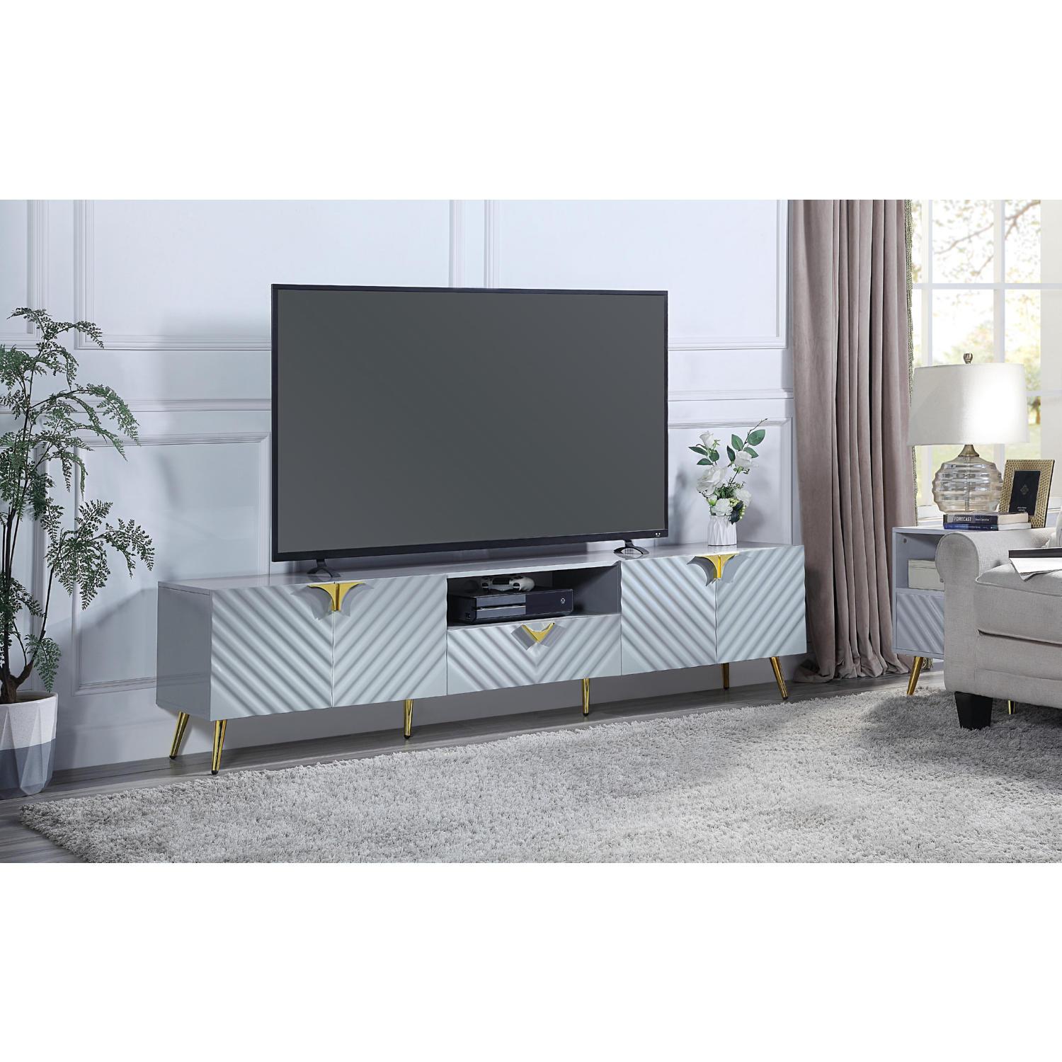 

    
Modern Gray High Gloss TV Stand by Acme Gaines LV01134
