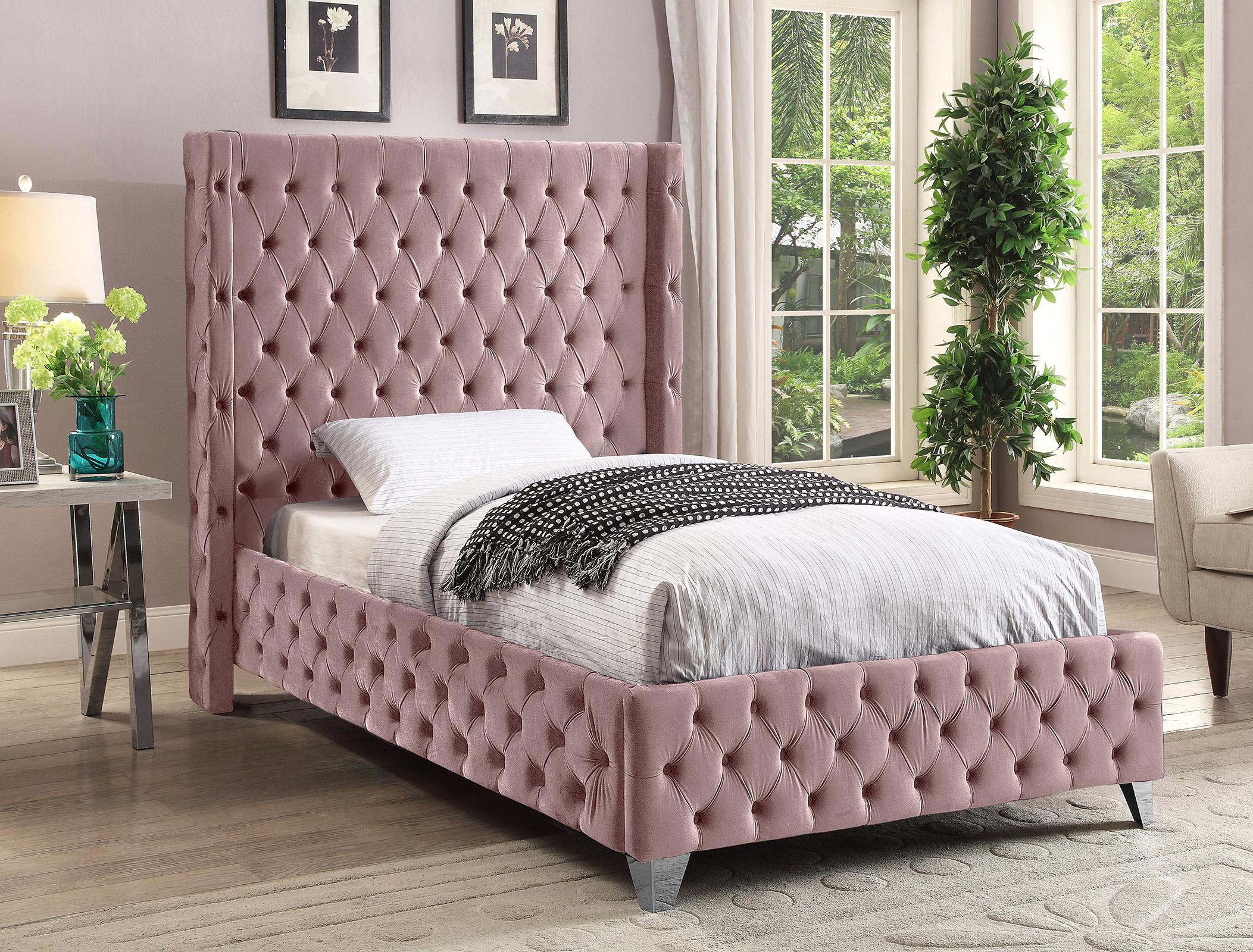 

    
Meridian Furniture SAVAN SavanPink-T Platform Bed Chrome/Pink/Gold SavanPink-T
