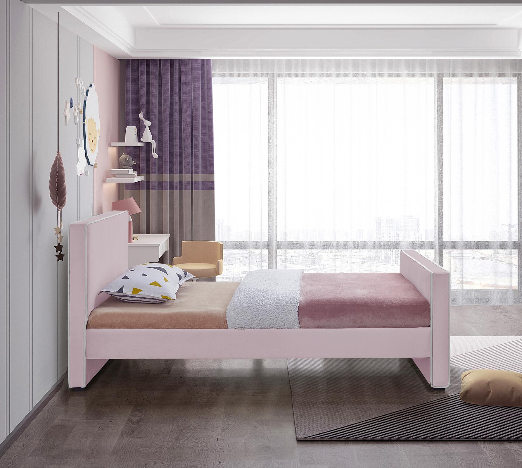 

    
DillardPink-T Meridian Furniture Platform Bed
