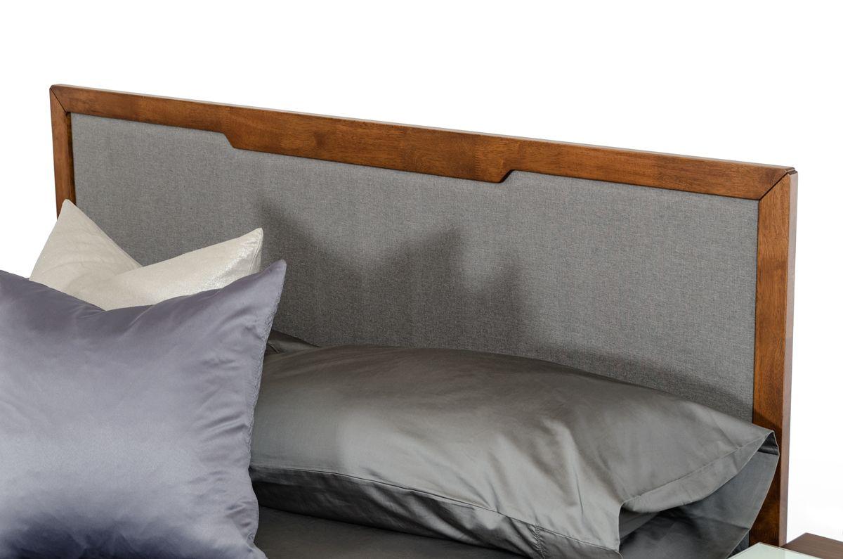 

    
Grey Linen & Walnut King Size Panel Bed by VIG Nova Domus Soria
