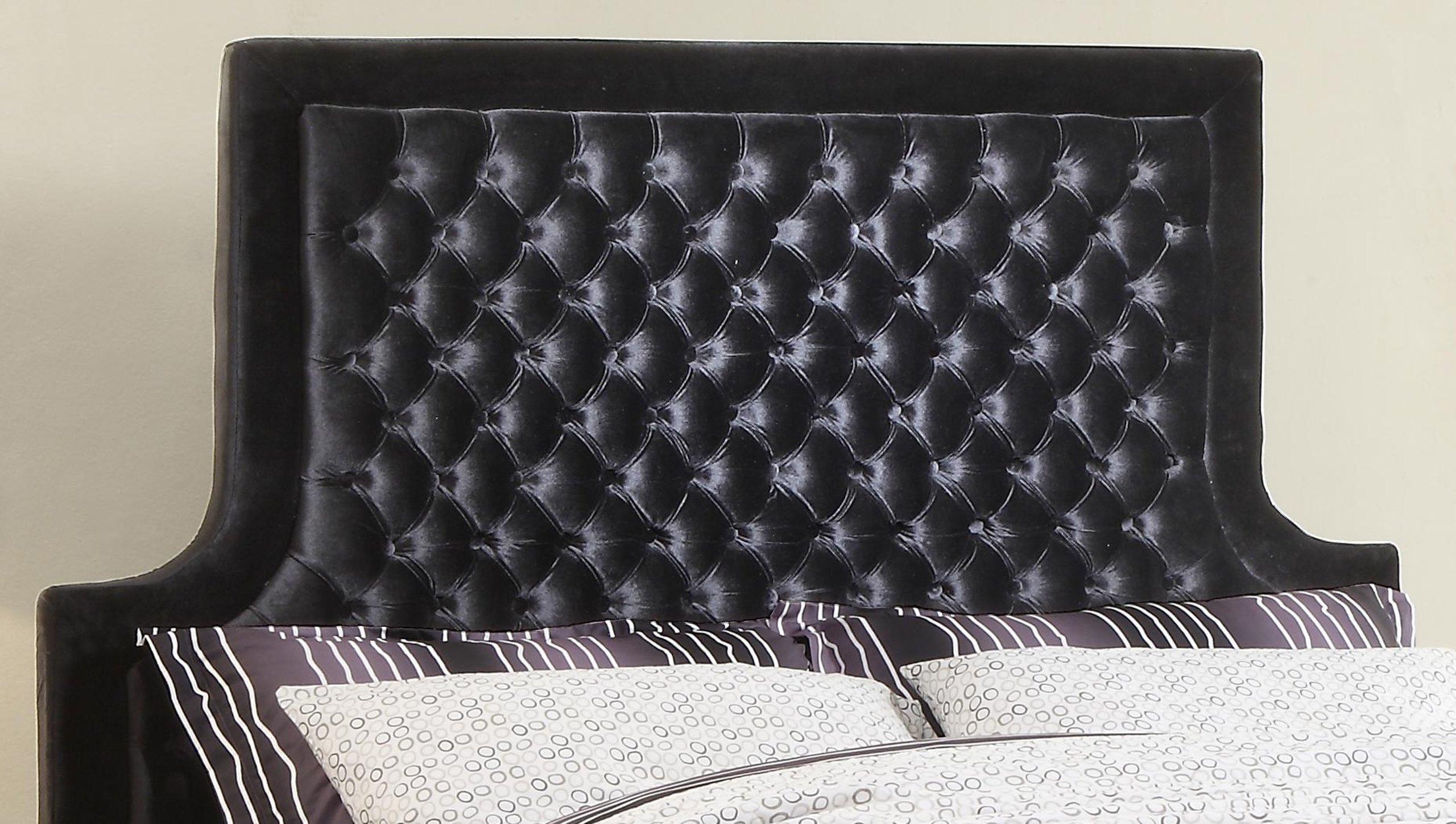 Meridian Furniture Sedona Black Velvet Detailed Deep Tufting King Size Bed Buy Online On Ny 