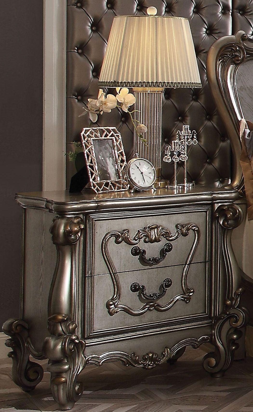 

    
Acme Furniture Versailles II-26837EK Panel Bedroom Set Platinum/Antique/Silver Versailles II-26837EK-Set-3
