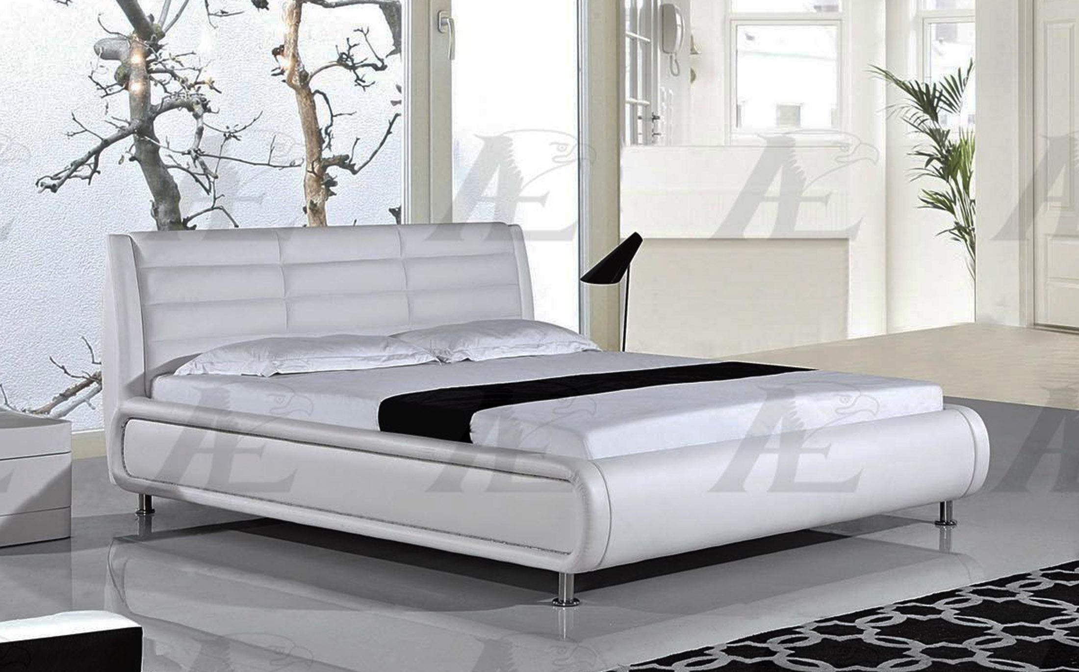 

    
White Faux Leather Cal King Size Bed w/ LED Light American Eagle B-D019-W
