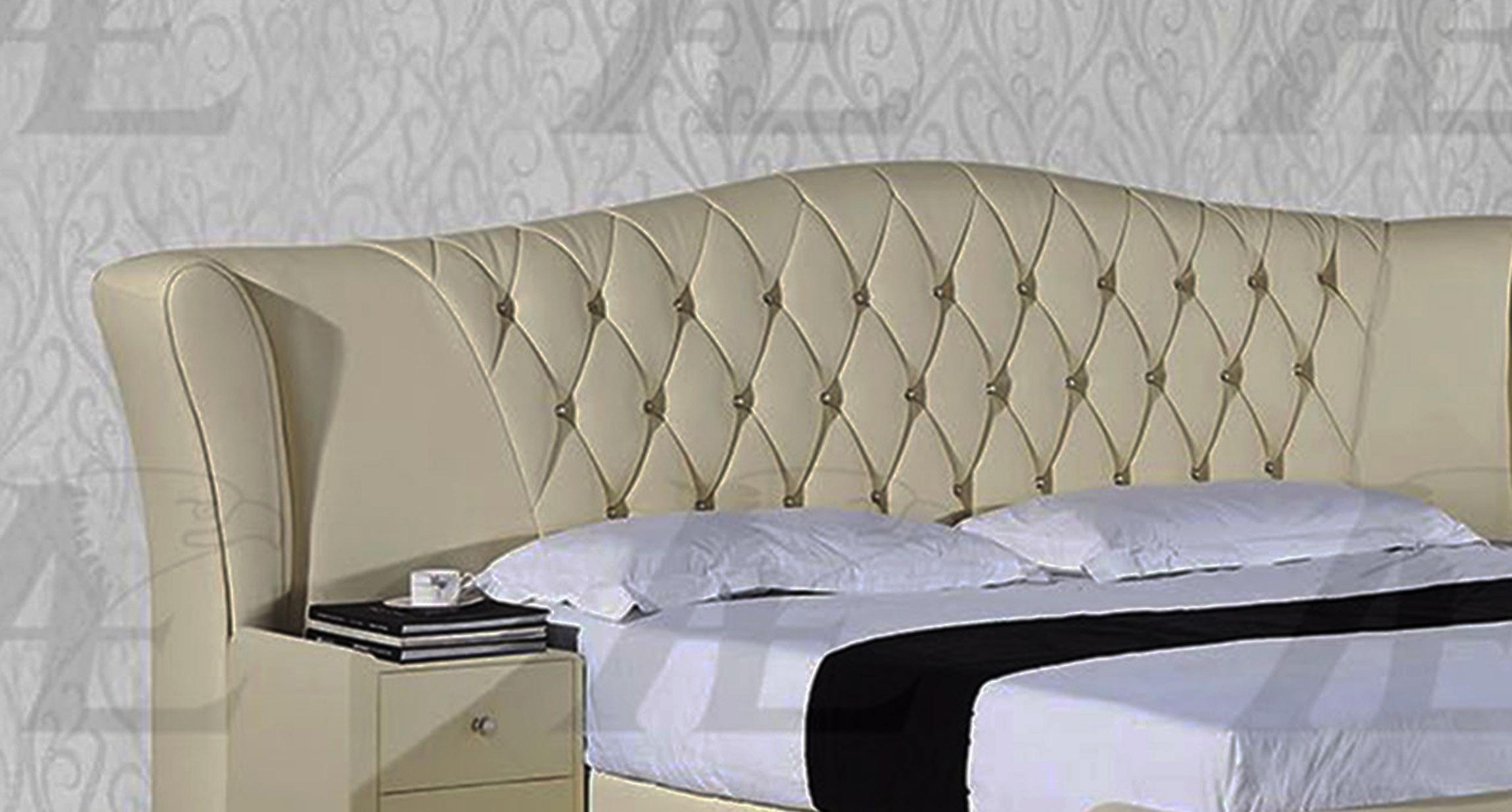 

    
Cream PU Queen Size Bed & 2 Nightstands Set 3Pcs American Eagle B-D028
