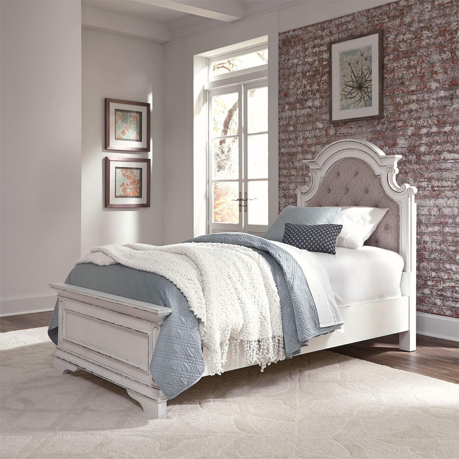 European Traditional Upholstered Bed Magnolia Manor  (244-YBR) Upholstered  Bed 244-YBR-FUB in White Chenille