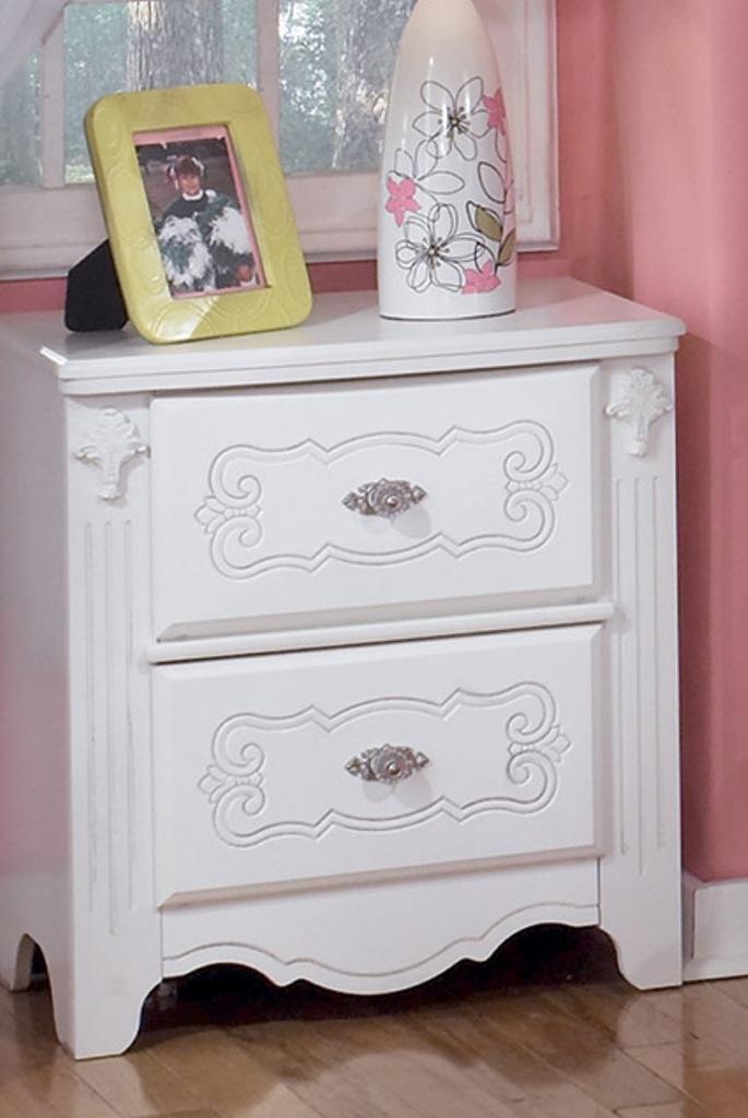 

    
Ashley Furniture Exquisite Sleigh Bedroom Set White B188Y-63N-62N-82N-92(2)-46-21-26
