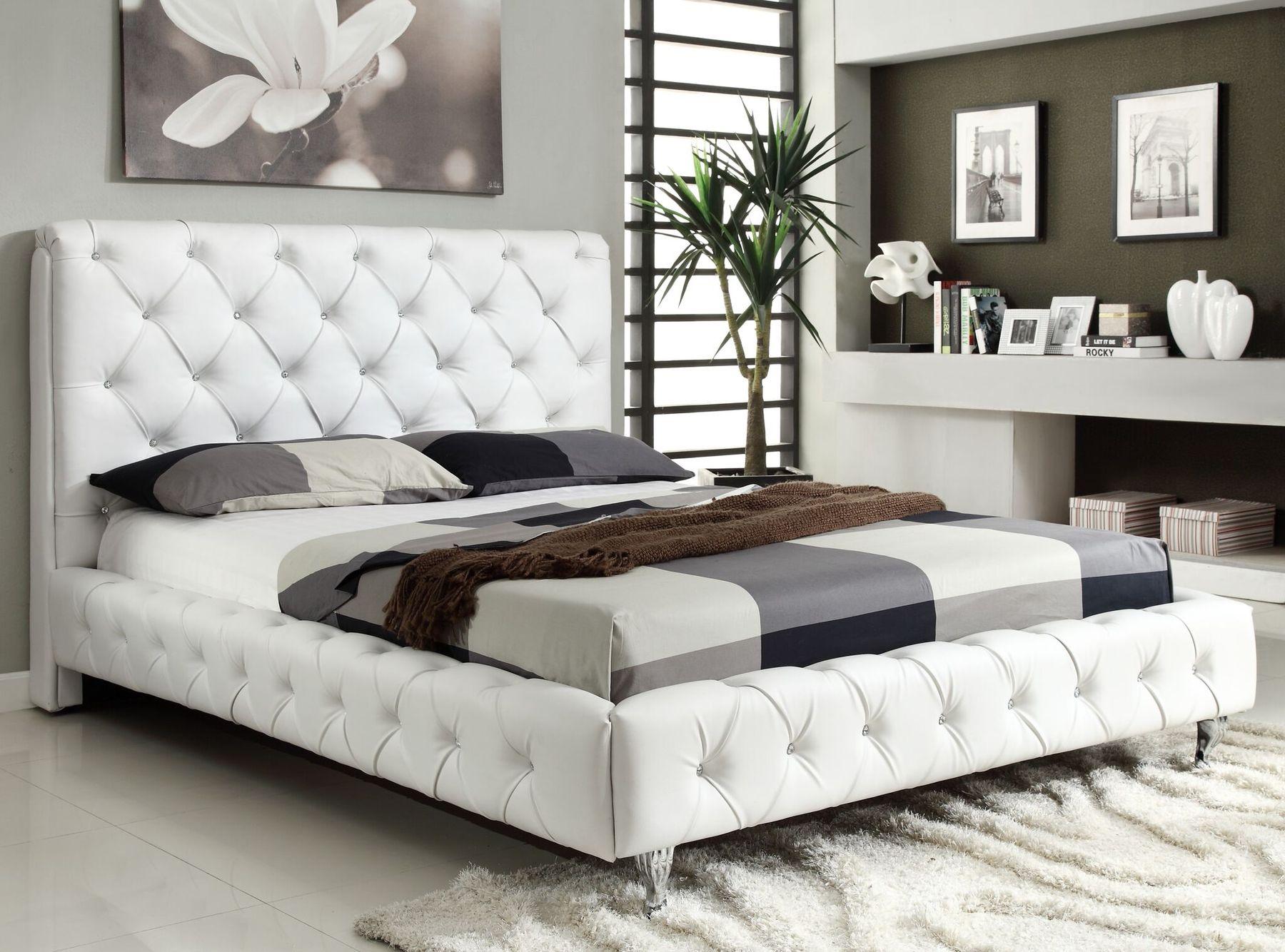 Contemporary Platform Bed Maria AHU-064-WHT-02 in White Leatherette
