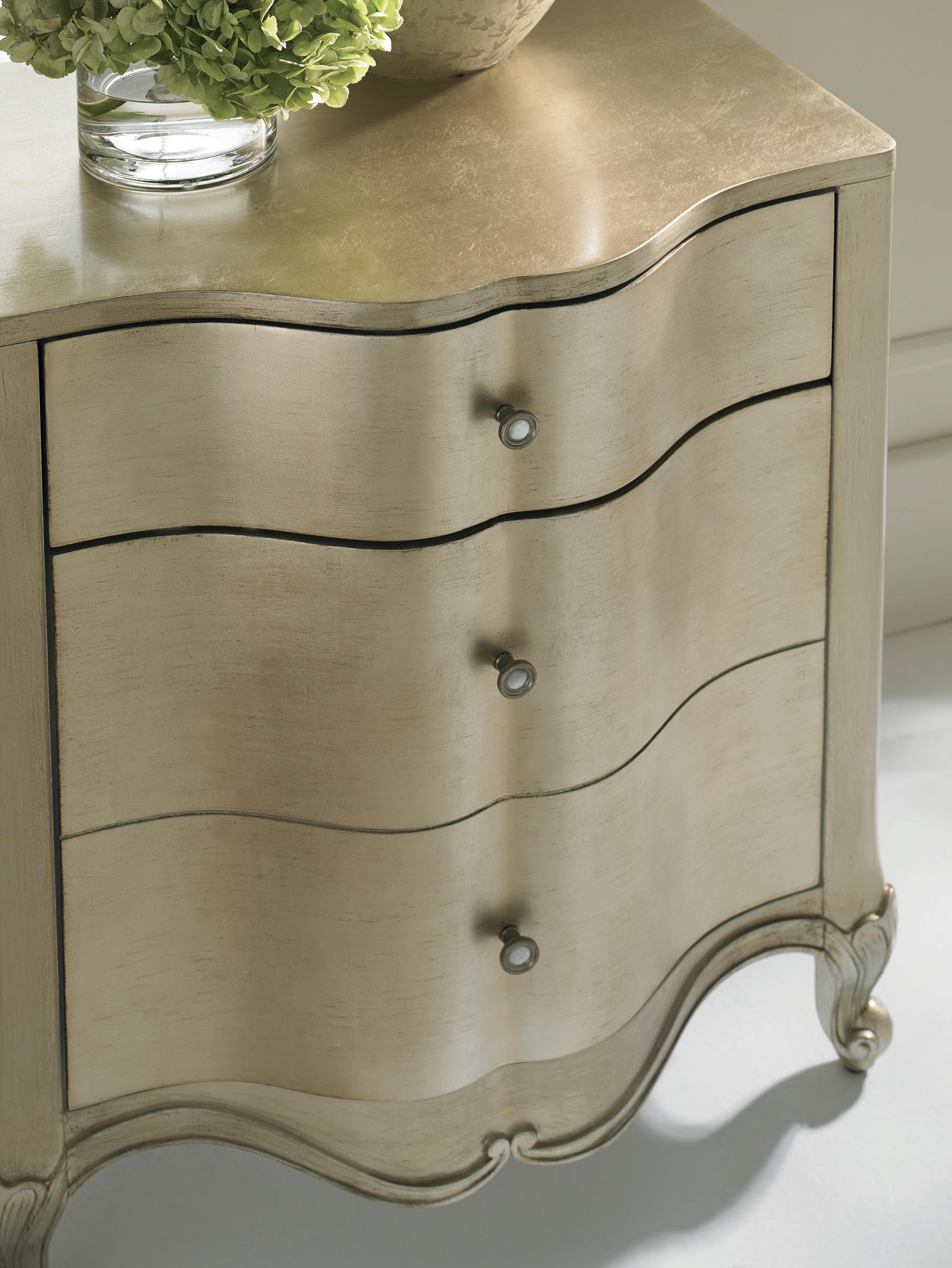 

        
Caracole YOU ARE THE ONE! Nightstand Set Silver  662896009439
