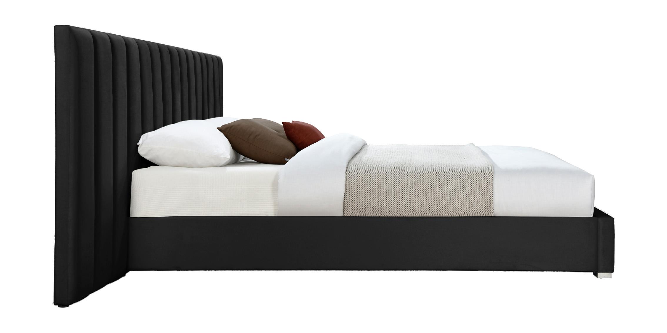 

    
PabloBlack-K Meridian Furniture Platform Bed
