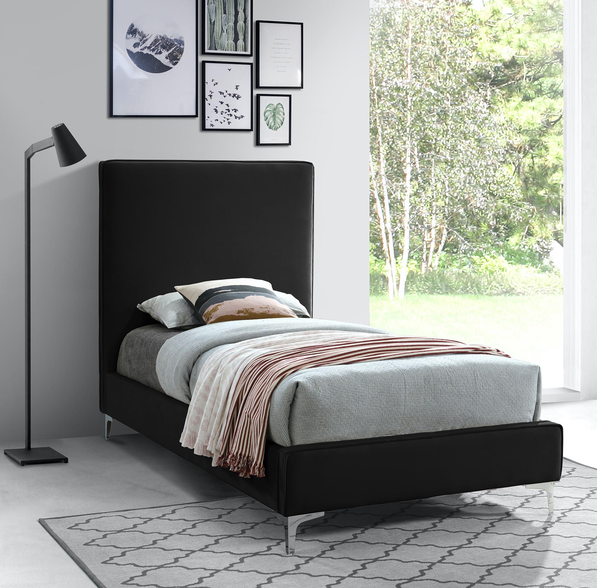 

    
GeriBlack-T Meridian Furniture Platform Bed
