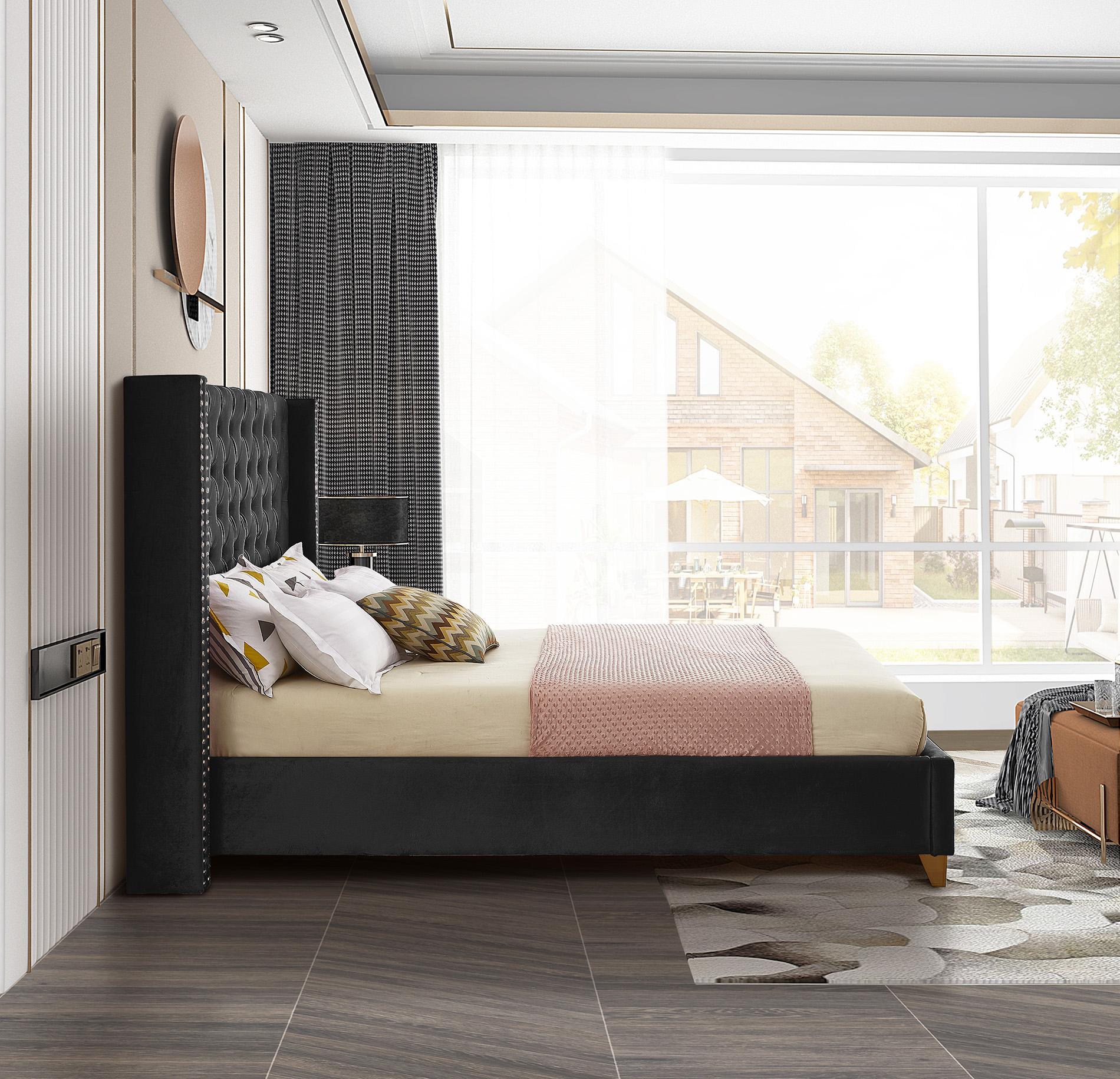 

    
BaroloBlack-K Meridian Furniture Platform Bed
