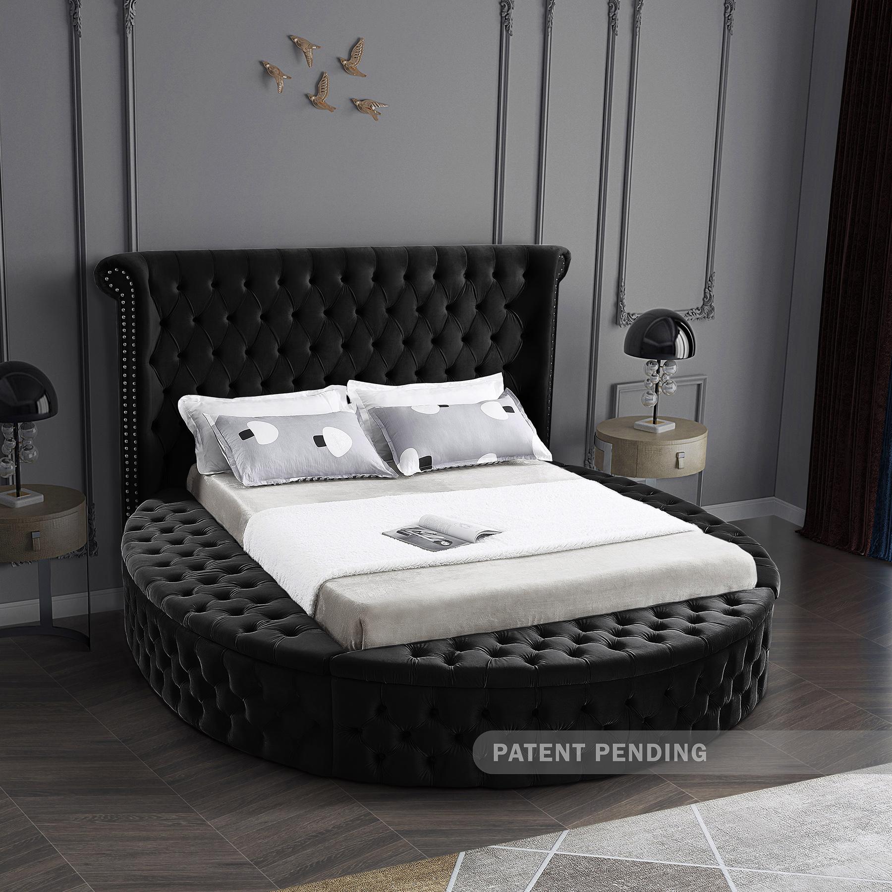 

    
LuxusBlack-K Meridian Furniture Storage Bed
