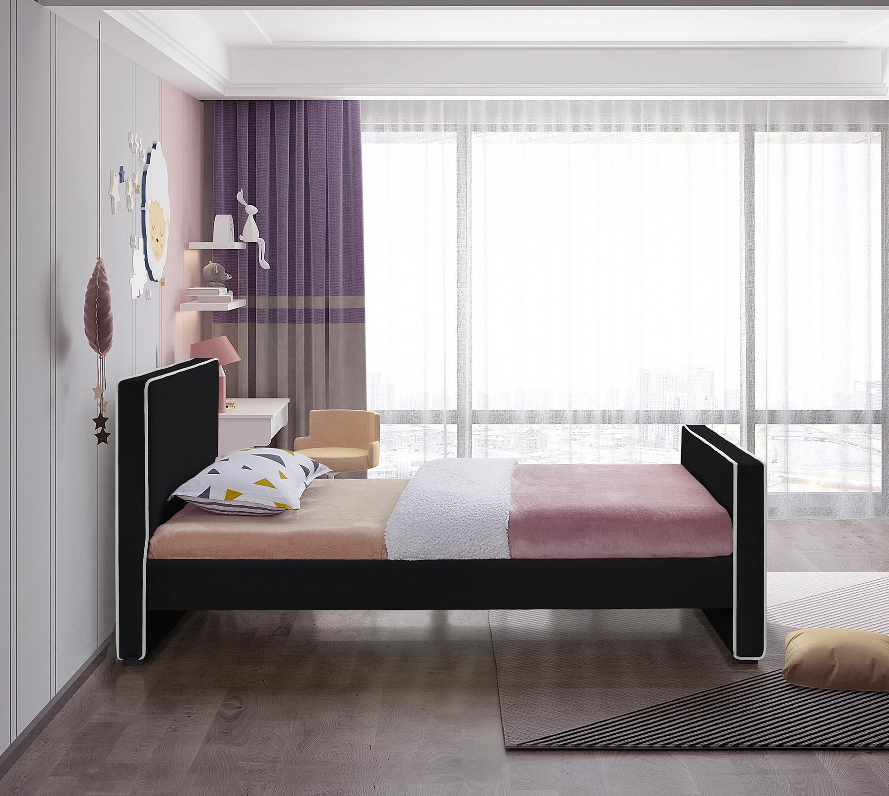 

    
DillardBlack-T Meridian Furniture Platform Bed
