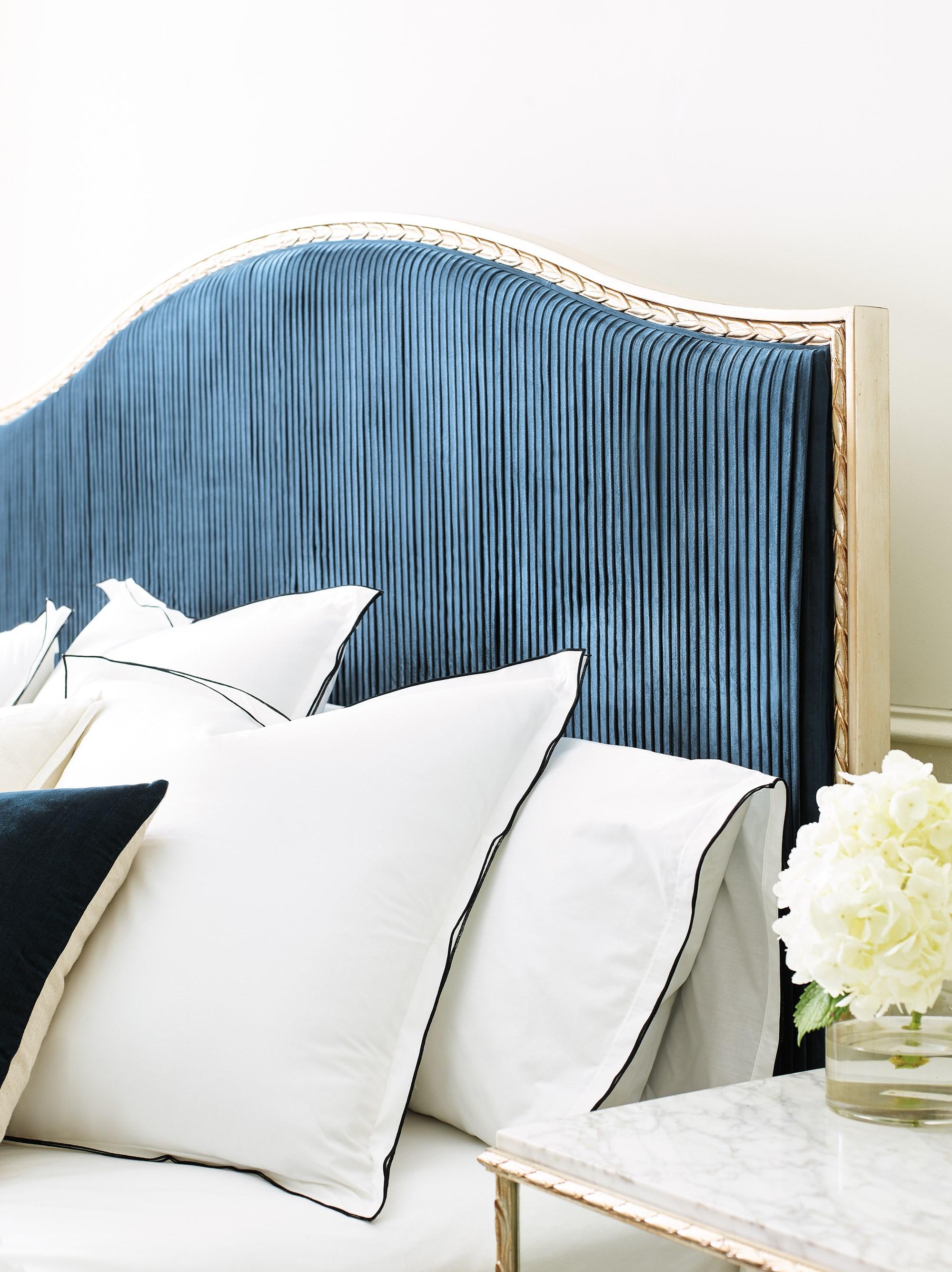 

        
Caracole FONTAINEBLEAU Platform Bedroom Set Gold/Blue Fabric 662896030181
