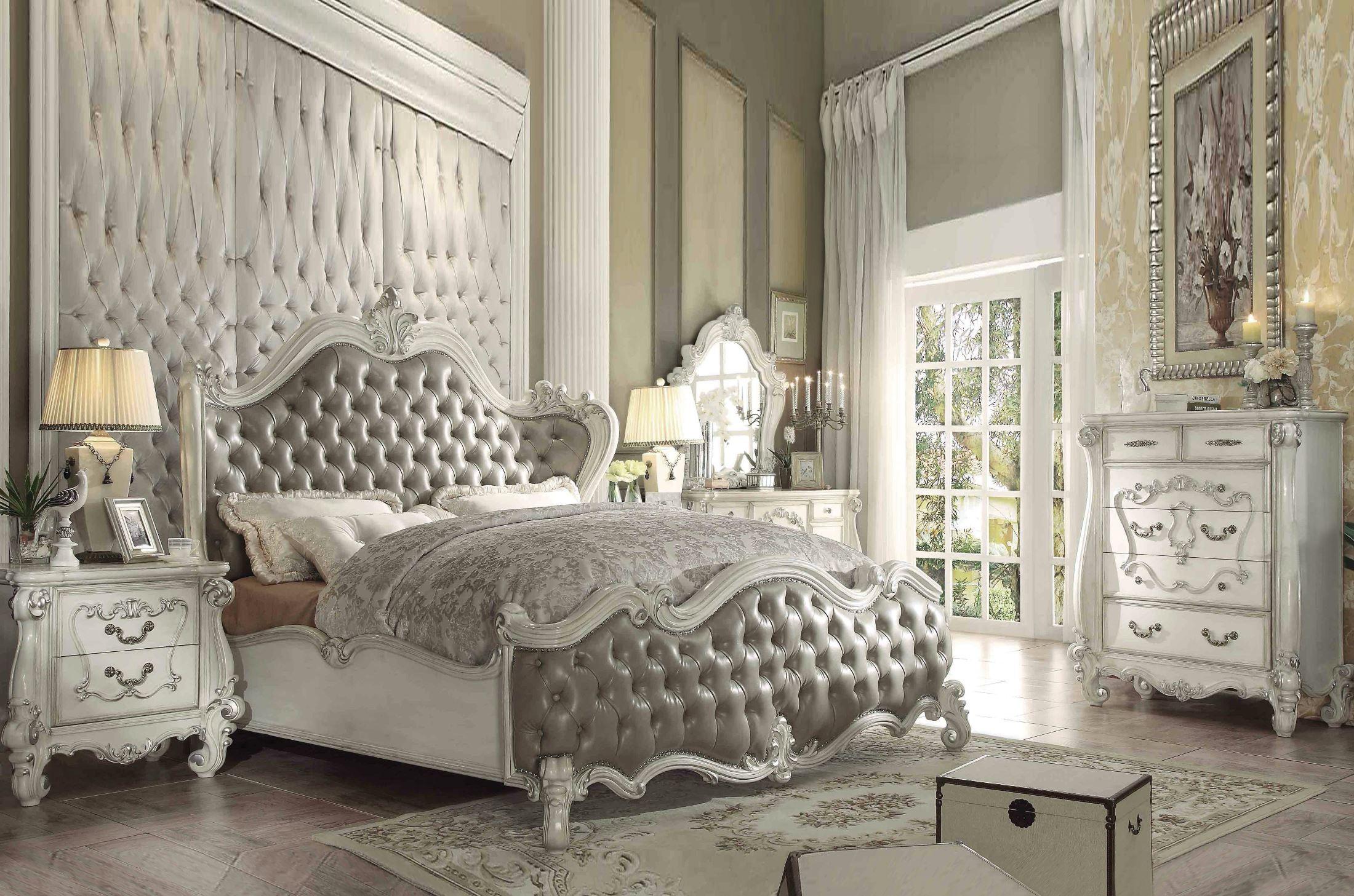 

    
Bone White Gray Tufted King Bedroom Set 5P w/Chest Versailles 21147EK Acme
