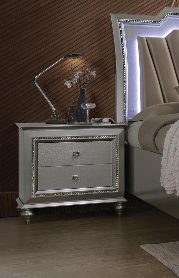 

    
Acme Furniture Kaitlyn Storage Bedroom Set Champagne Kaitlyn-27230Q-Set-3
