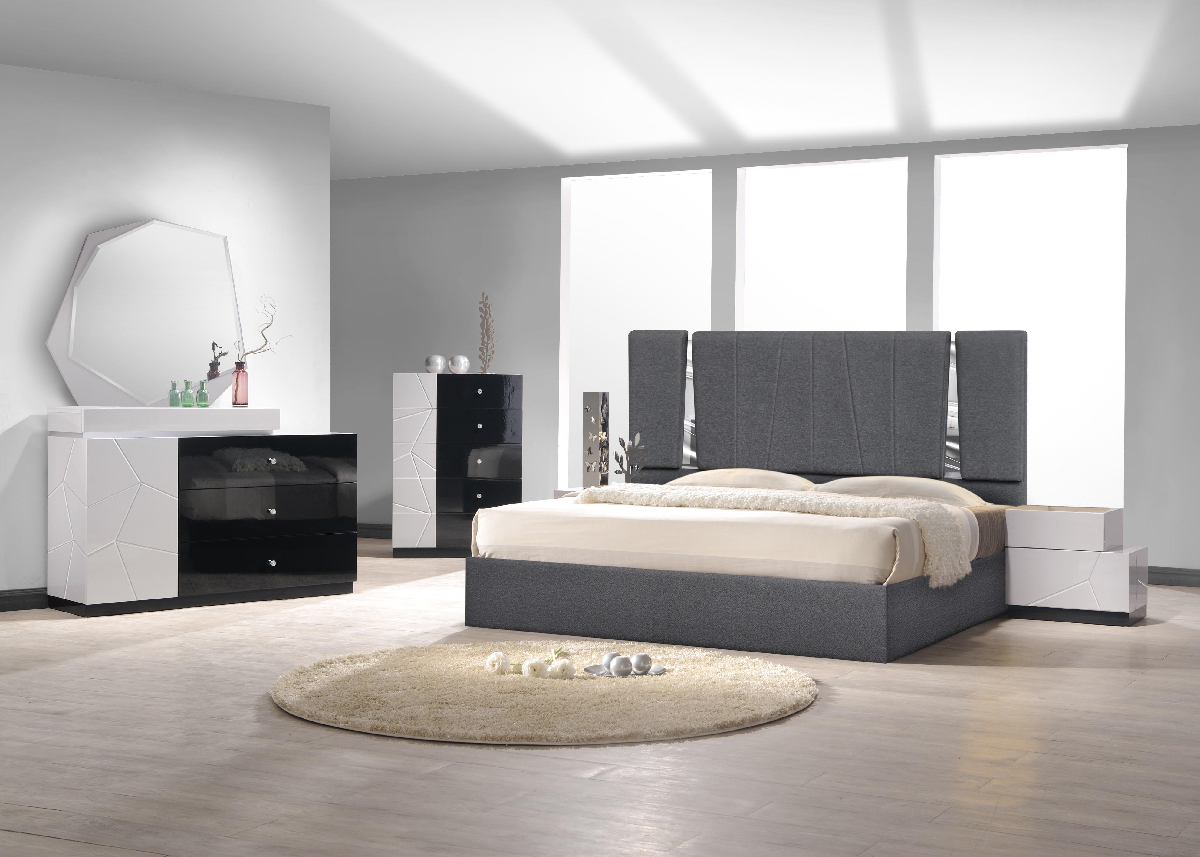 

    
J&M Furniture Matisse Platform Bed Charcoal SKU 18710
