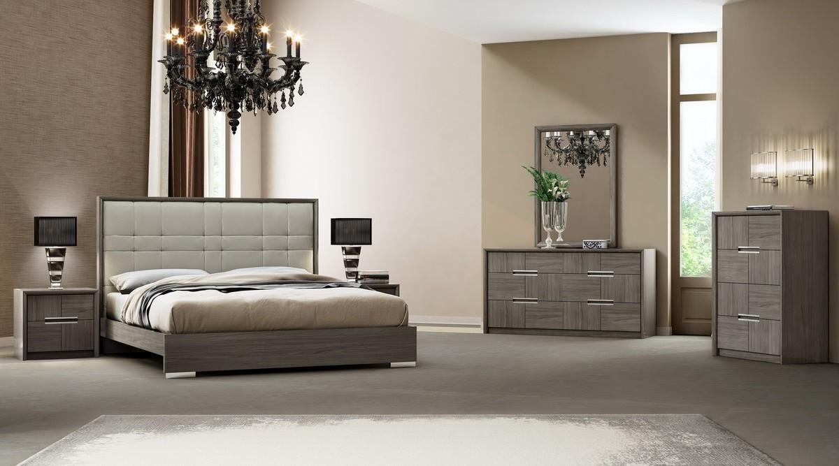 

    
Chestnut Finish Chrome Accents King Size Bedroom Set 3Pcs Modern J&M Copenhagen

