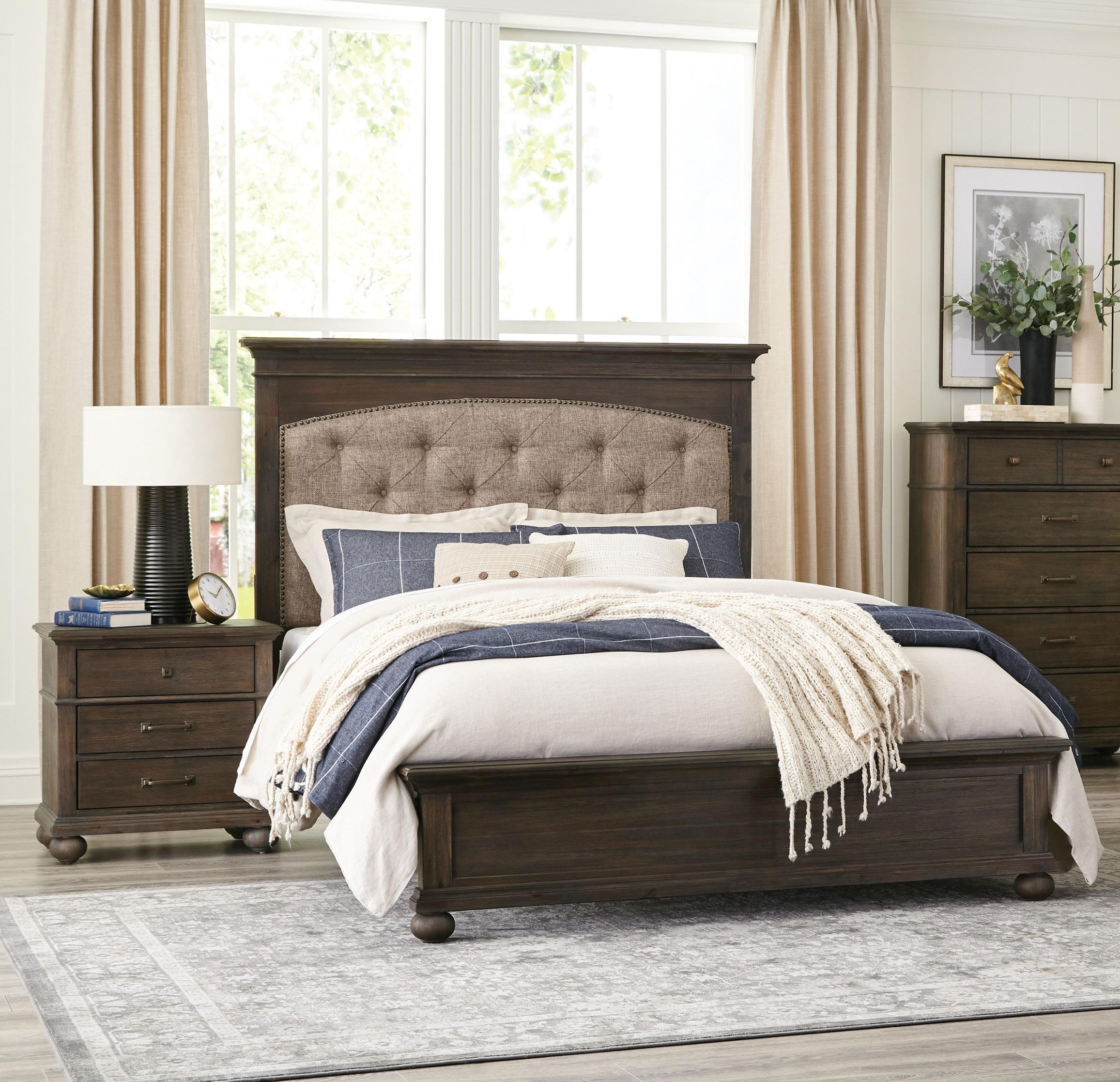Classic Bed and 2 Nightstands Set 1400K-1EK*-3PC Motsinger 1400K-1EK*-3PC in Rustic Brown Polyester