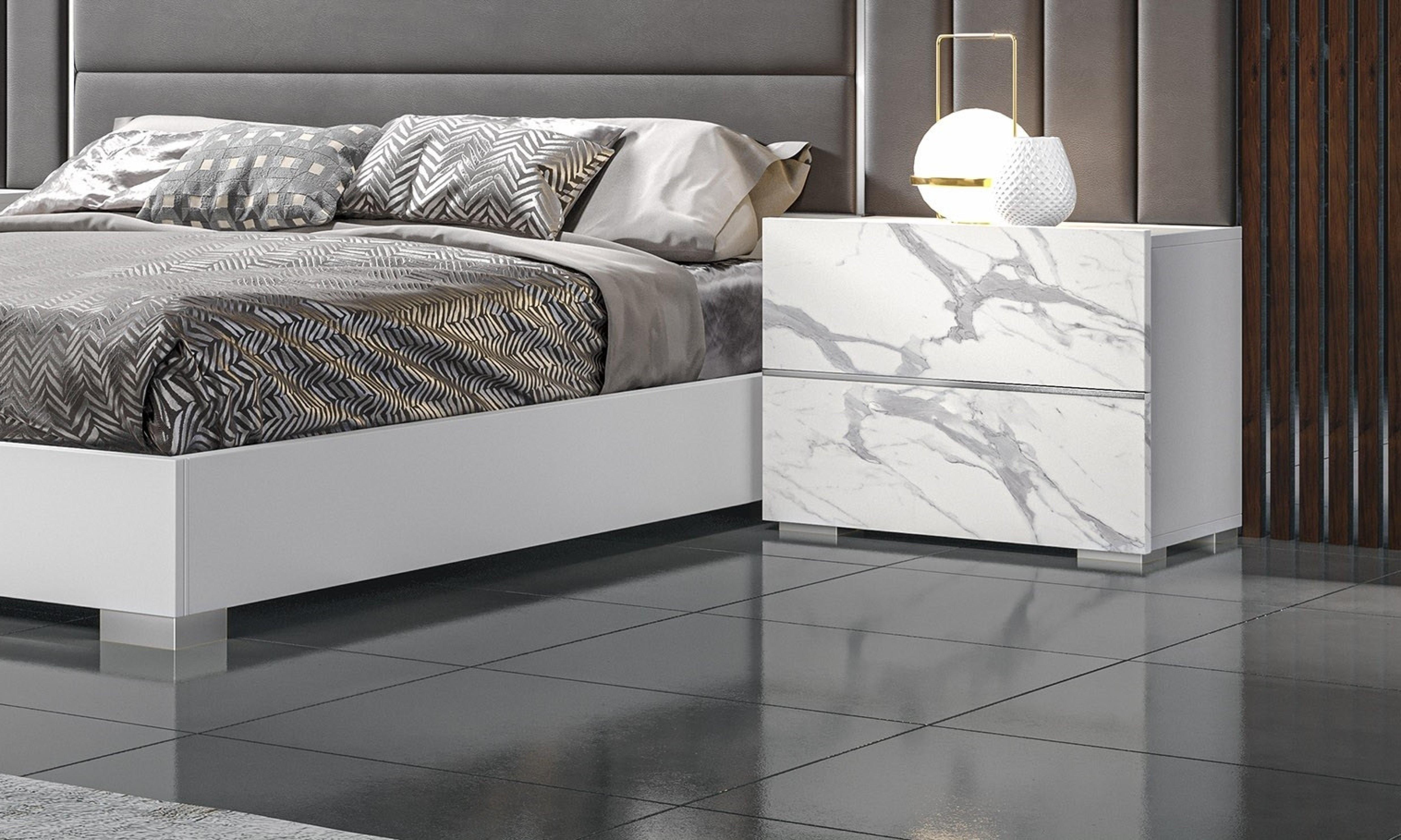 

    
Contemporary Gray and White Composite Wood King Bed Set 3PCS J&M Furniture Nina 18332-K-3PCS
