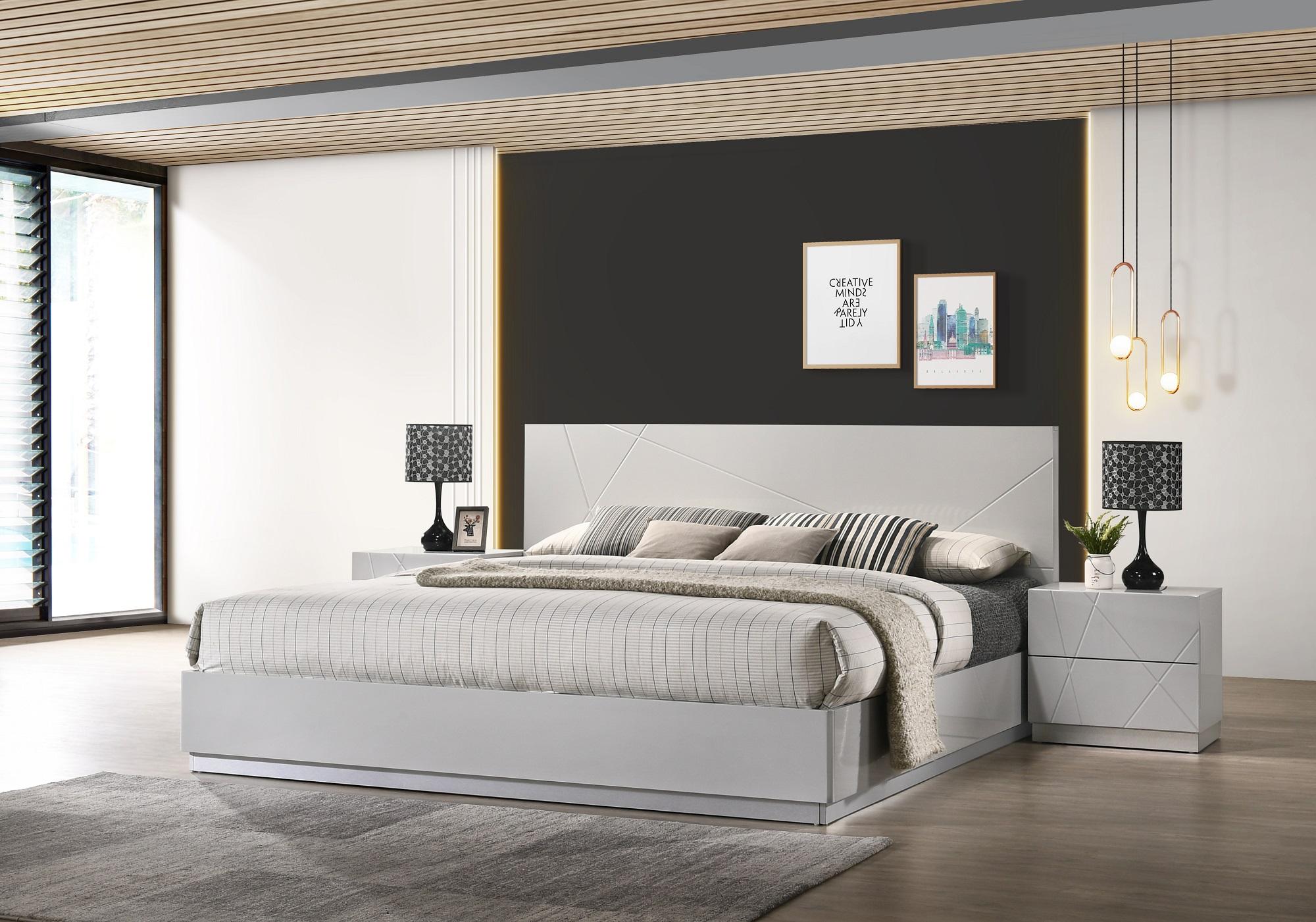 

    
Contemporary Grey Lacquer Finish Platform King Size Bedroom Set 5Pcs J&M Naples
