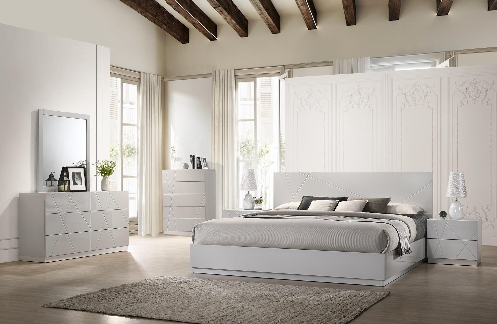 

    
Contemporary Grey Lacquer Finish Platform Queen Size Bedroom Set 5Pcs J&M Naples
