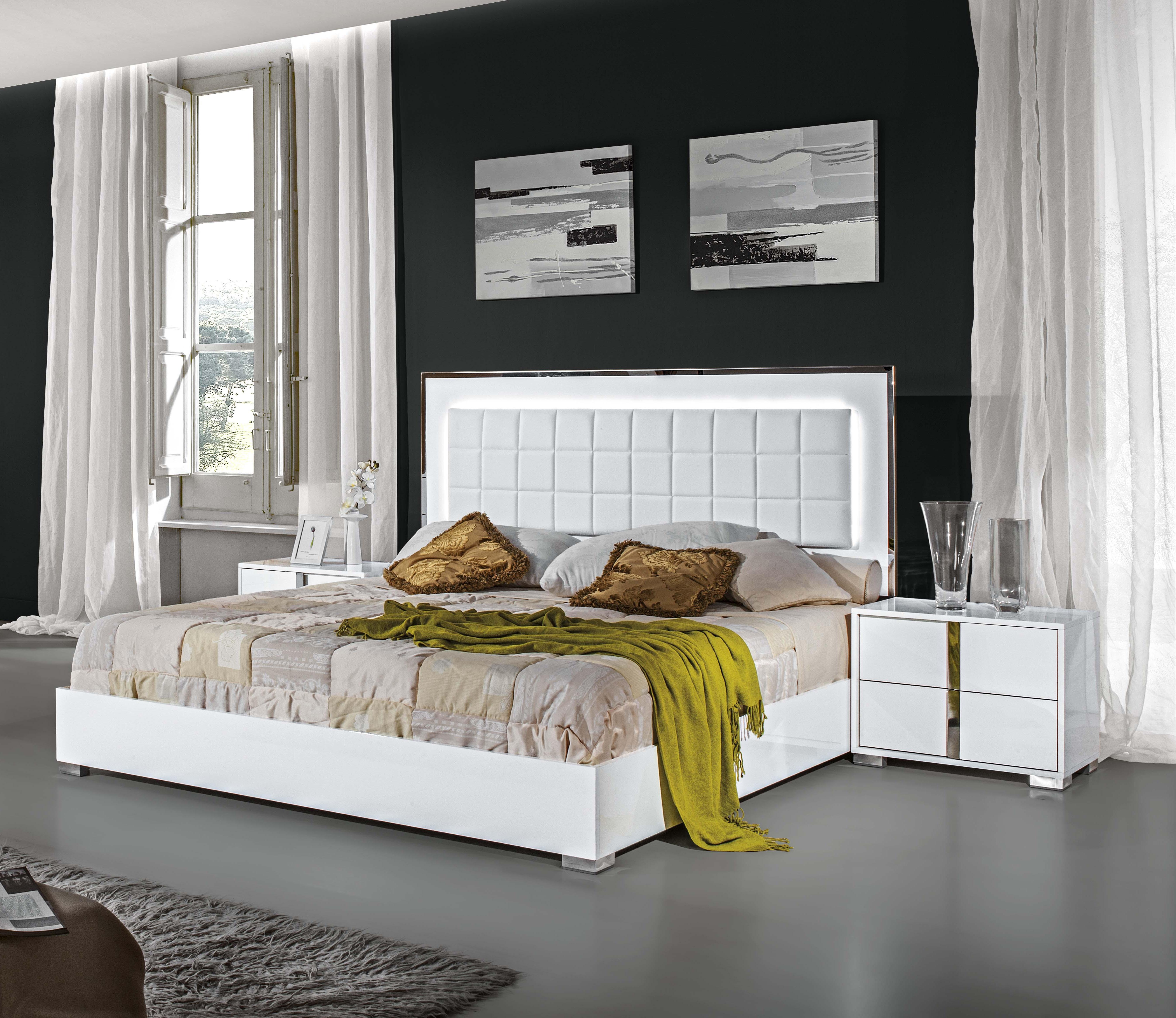 Contemporary Platform Bedroom Set Alice 15545-EK-3PC in White Leatherette