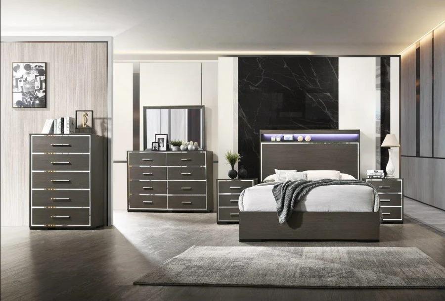 

    
Contemporary Melamine Gray Wood King Panel Bedroom Set 3Pcs McFerran B215
