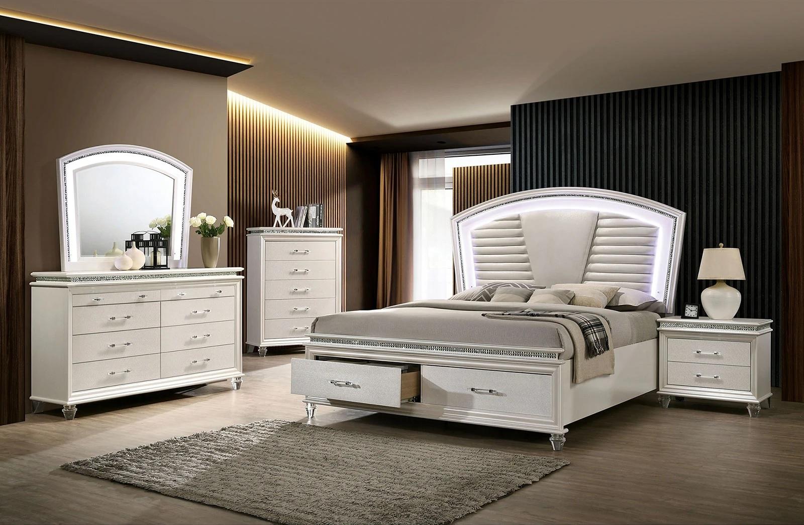

    
Contemporary Pearl White Solid Wood CAL Bedroom Set 5pcs Furniture of America CM7899 Maddie

