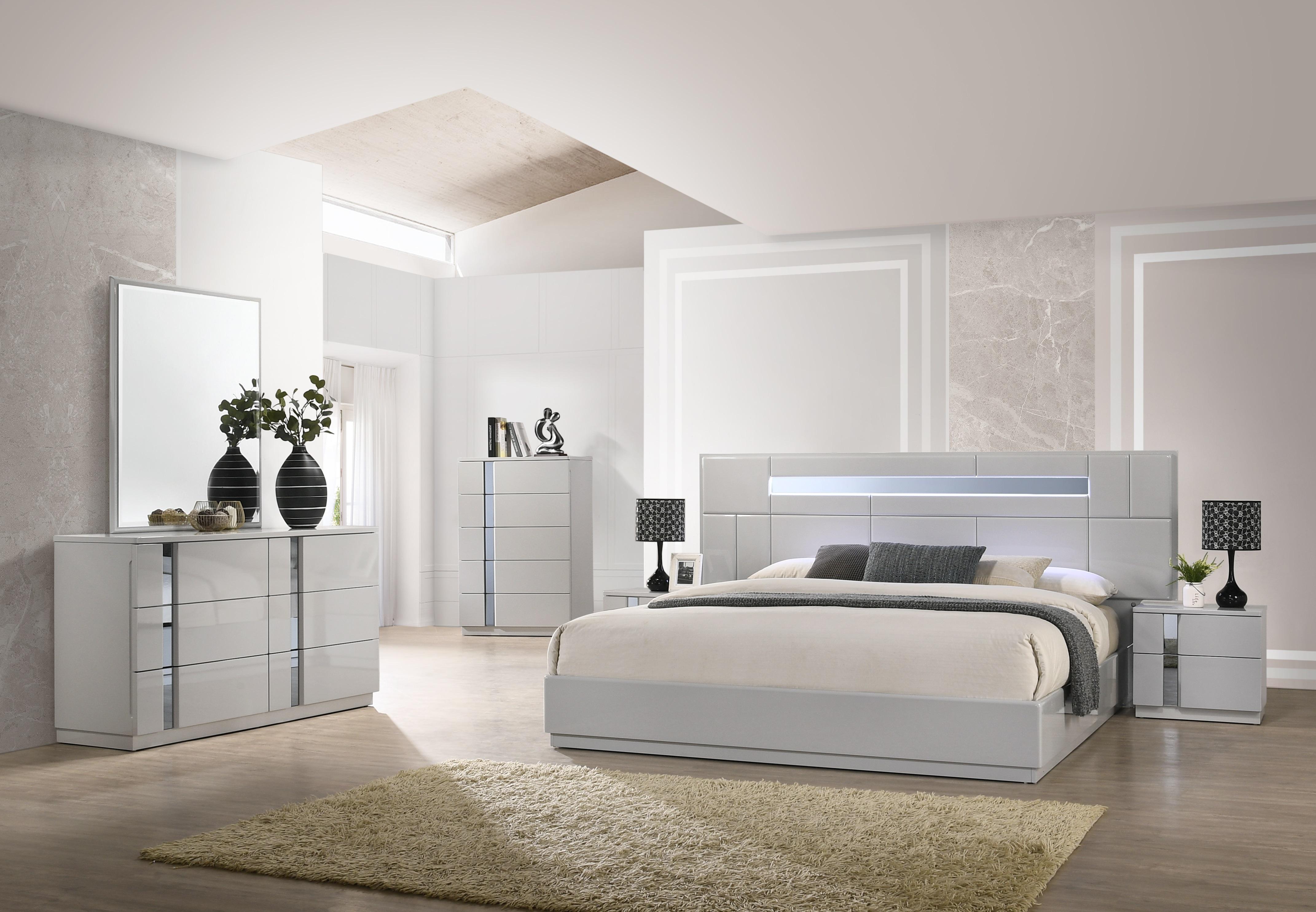 

    
Contemporary Queen Bedroom Set in Gray Lacquer and Chrome Set 5Pcs J&M Palermo
