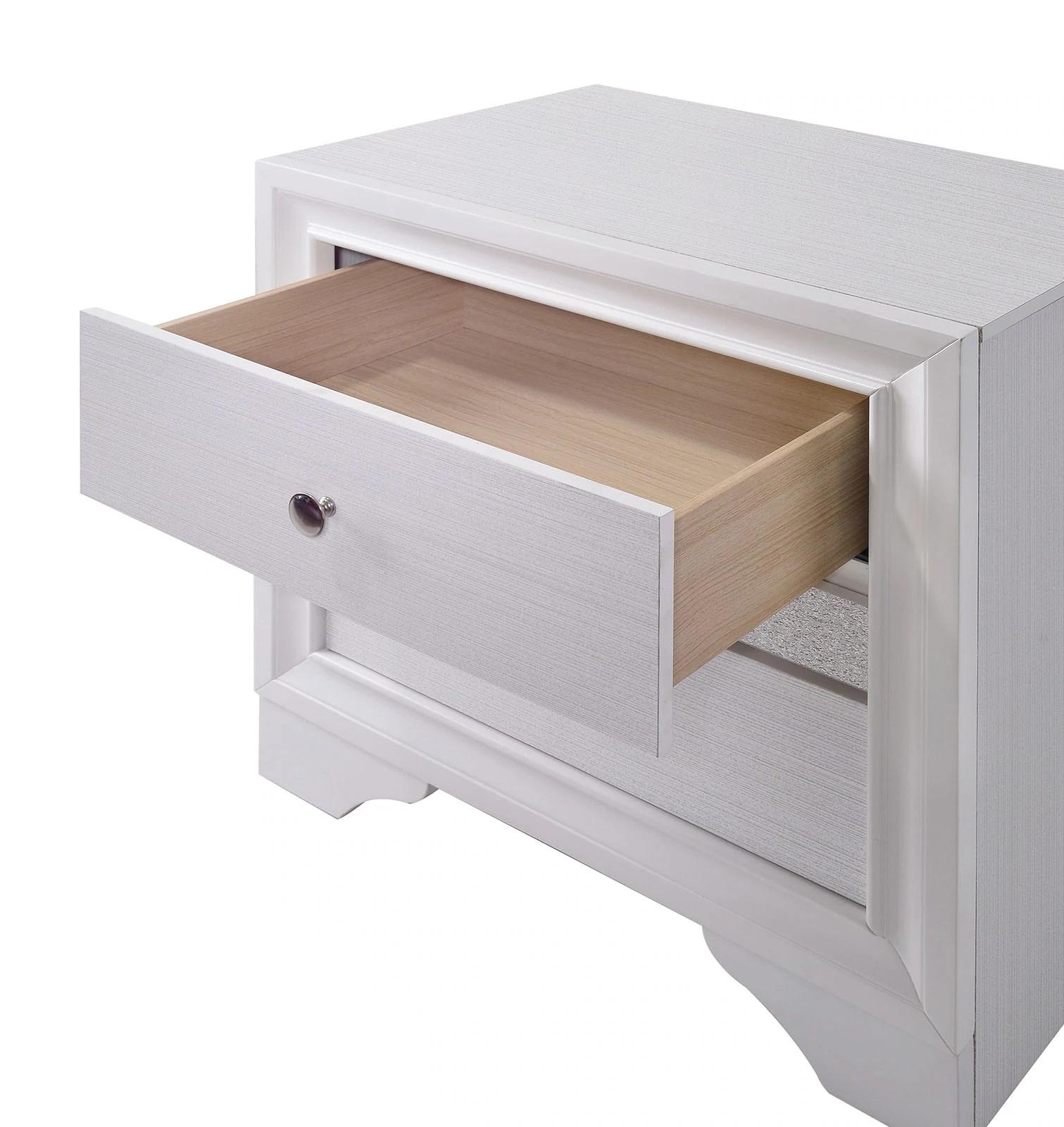 

    
CM7552-EK-3PC Contemporary White Solid Wood King Bedroom Set 3pcs Furniture of America CM7552 Chrissy
