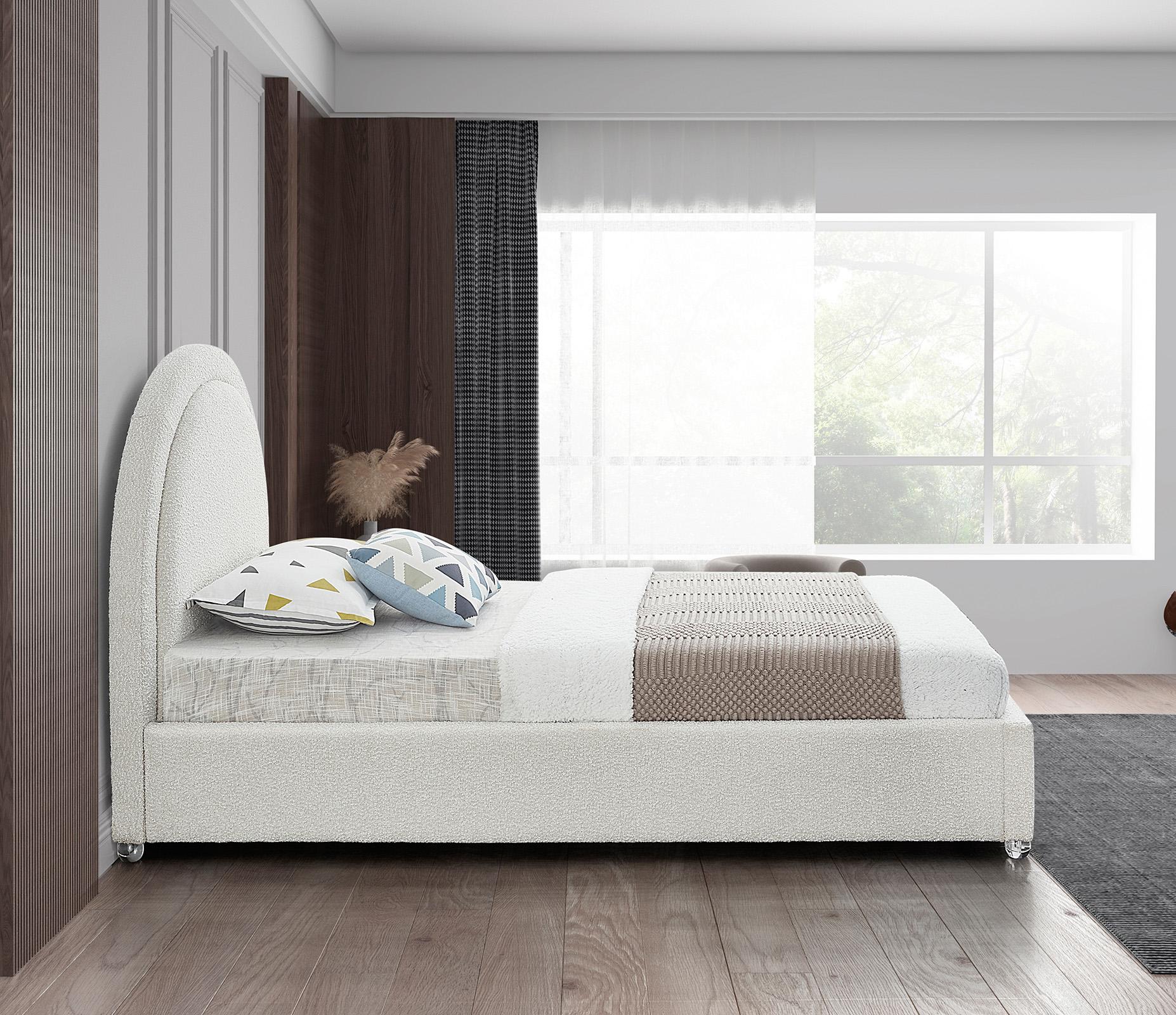 

    
MiloCream-T Meridian Furniture Platform Bed
