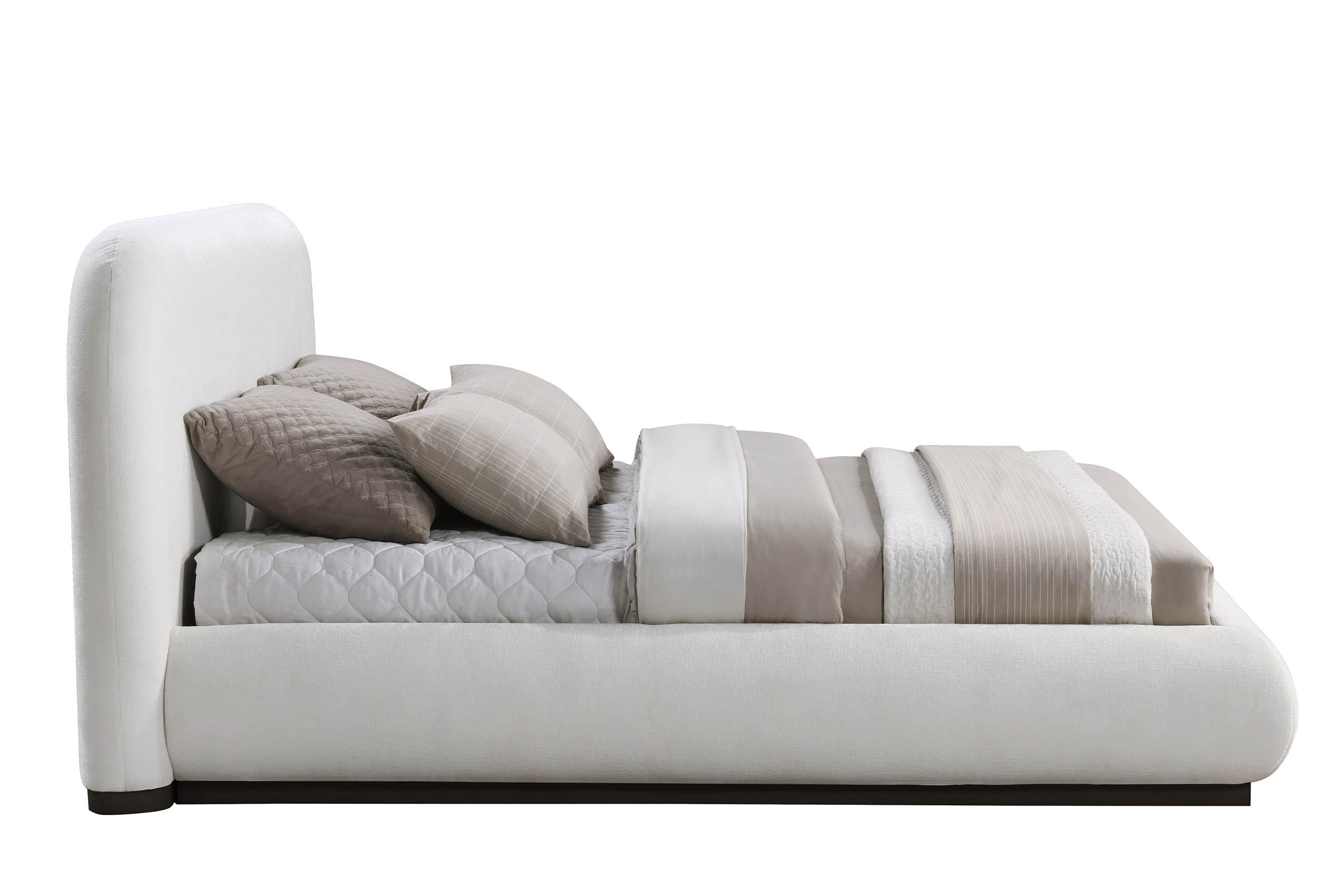 

        
Meridian Furniture VAUGHN B1214Cream-Q Platform Bed Cream Chenille 094308301891
