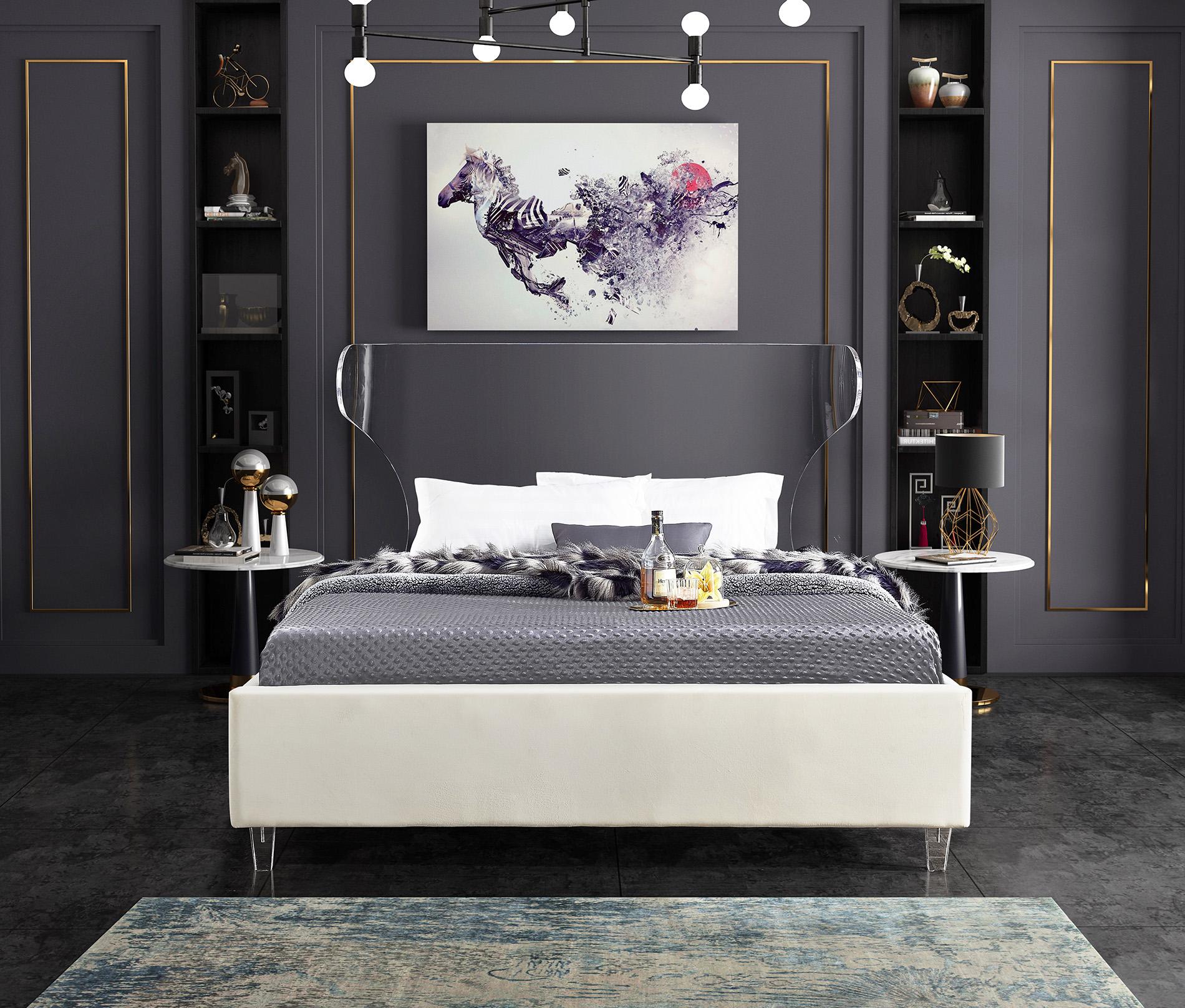 

    
GhostCream-F Meridian Furniture Platform Bed
