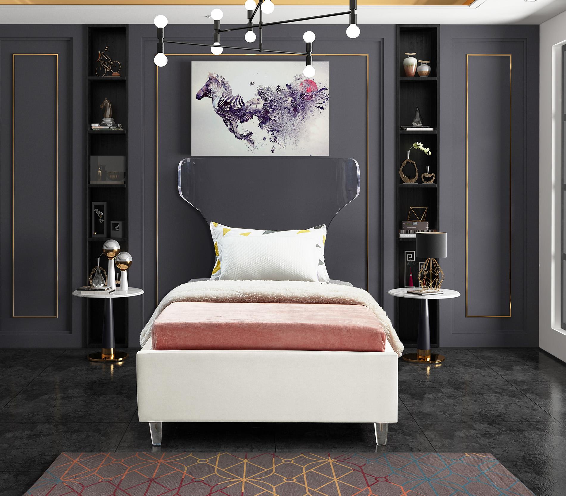 

    
GhostCream-T Meridian Furniture Platform Bed

