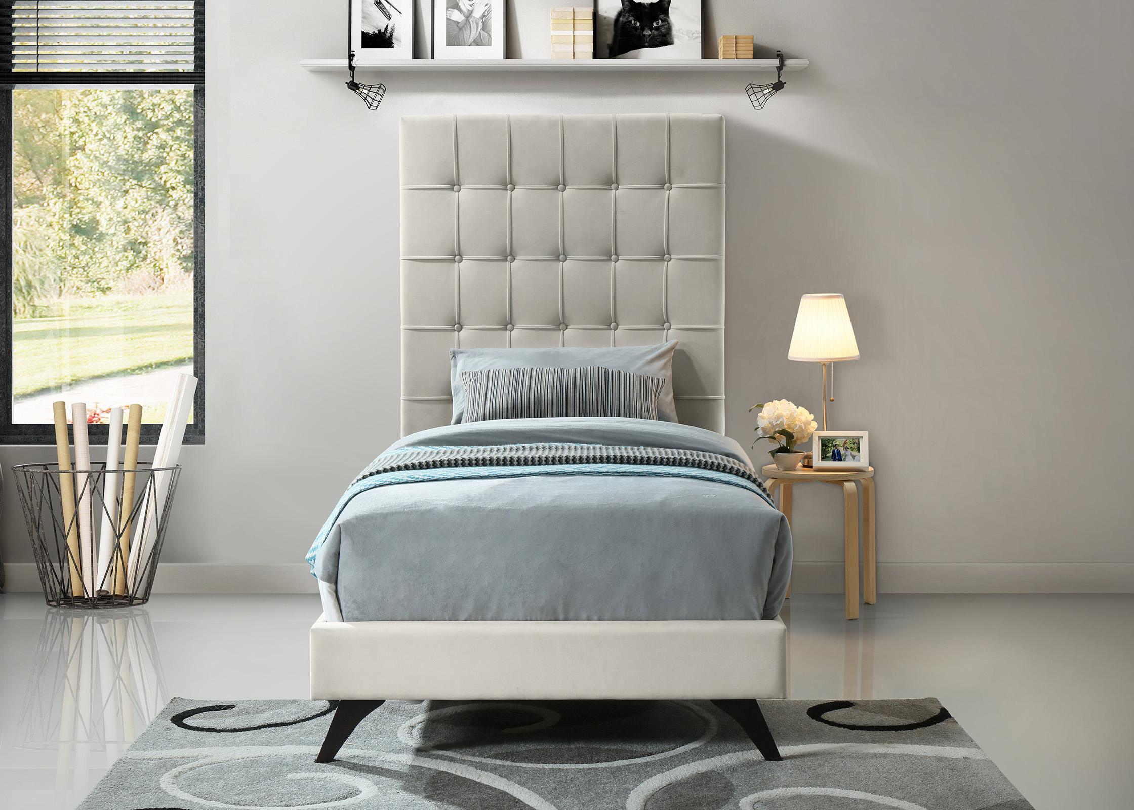 

    
Meridian Furniture ELLY EllyCream-T Platform Bed Cream/Espresso EllyCream-T
