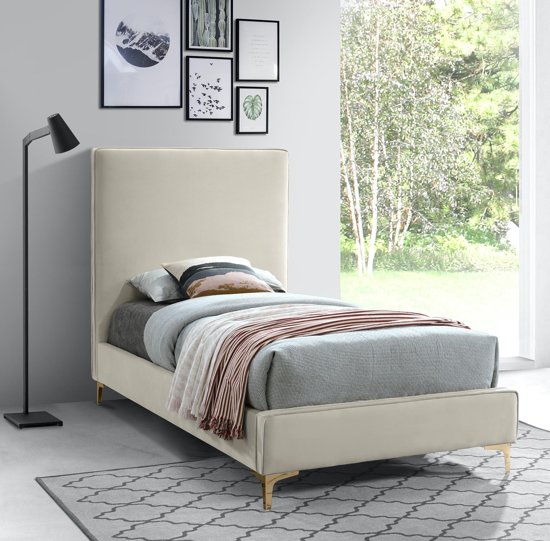 

    
GeriCream-T Meridian Furniture Platform Bed
