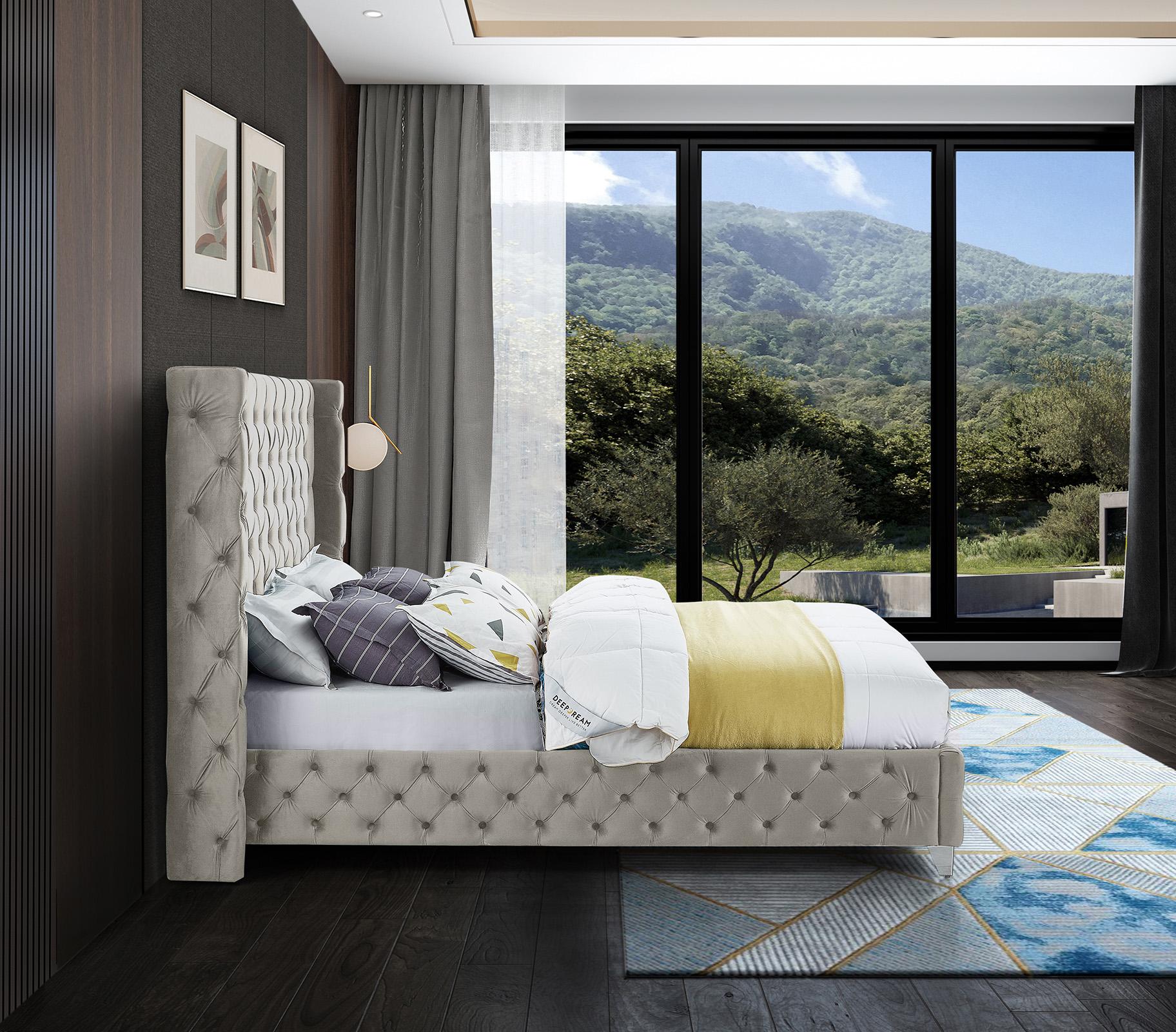 

        
Meridian Furniture SAVAN SavanCream-F Platform Bed Chrome/Cream/Gold Velvet 094308255019
